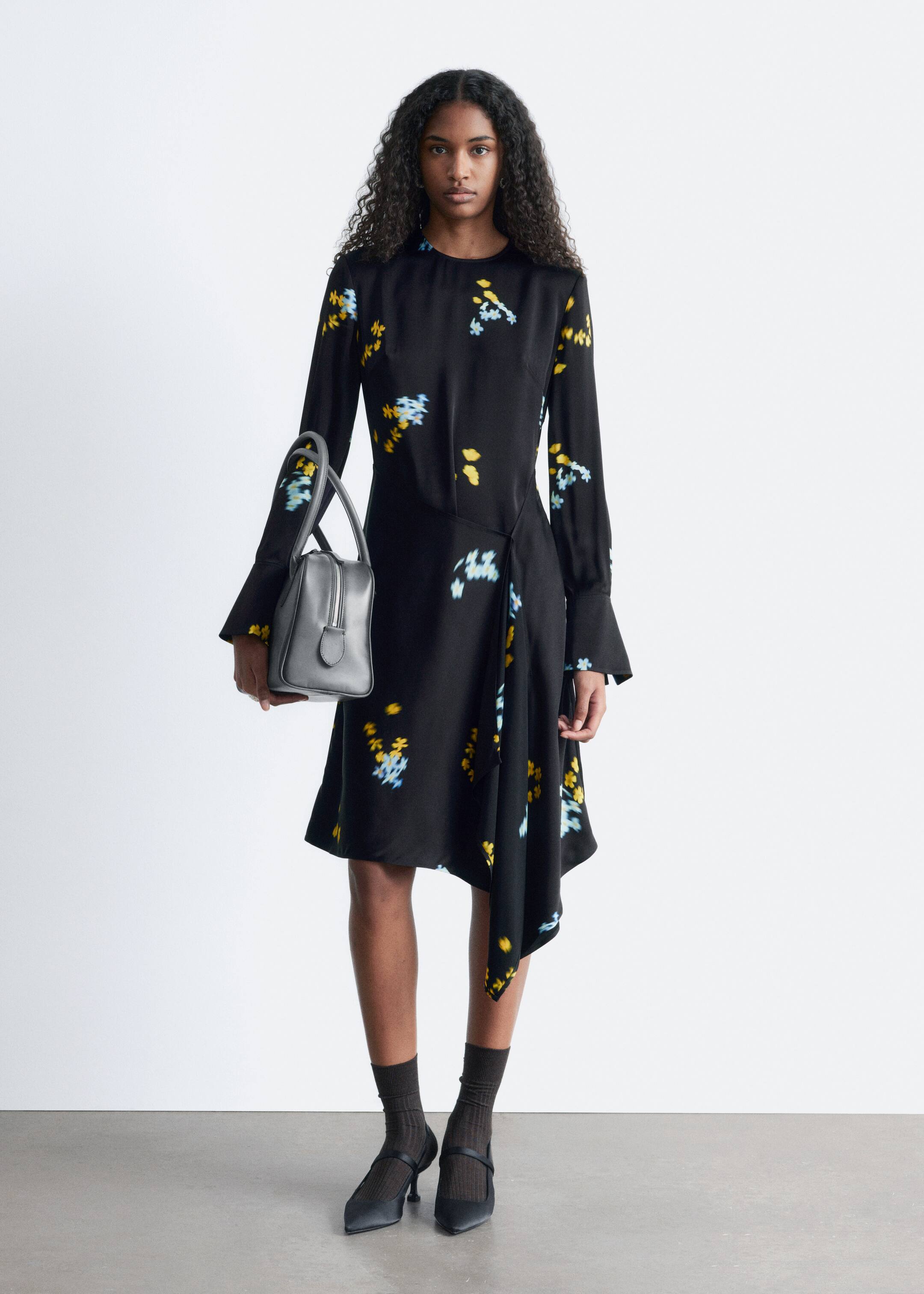 Ver imagem maior: Vestido curto assimétrico de manga comprida - Preto/Floral - SENHORA | H&M PT 3