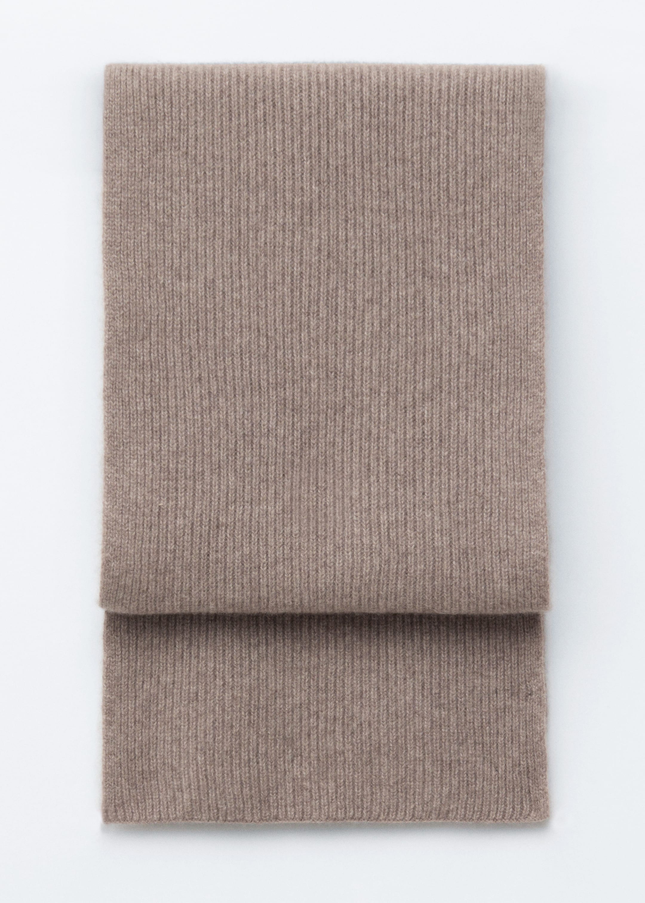 Grösseres Bild ansehen: Ein hellbrauner Strickschal liegt flach, mit der Vorderseite oben, horizontal gefaltet und zeigt eine gerippte Textur.