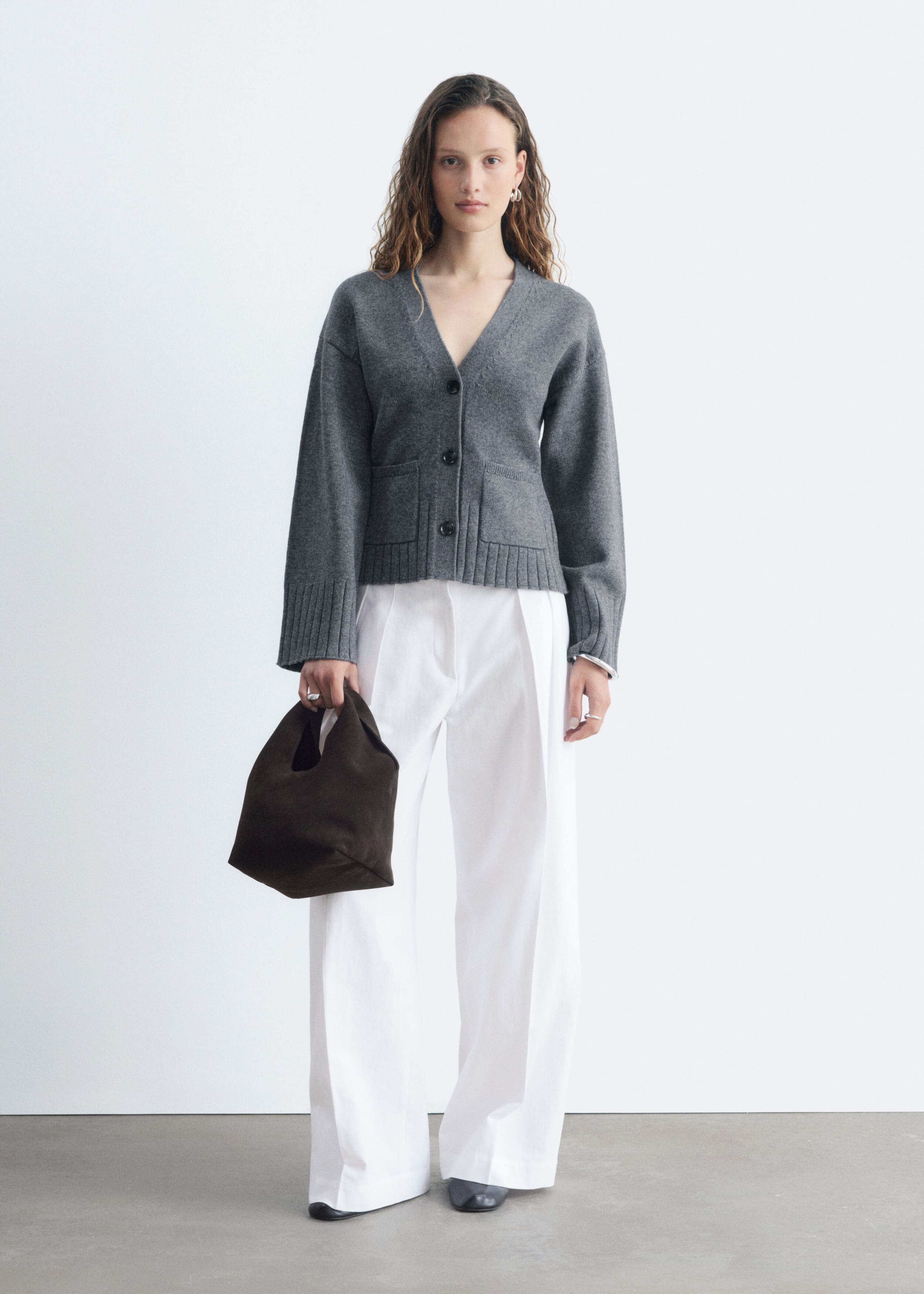 Schmal zulaufende Strickjacke - Dunkelgrau - Lookbook