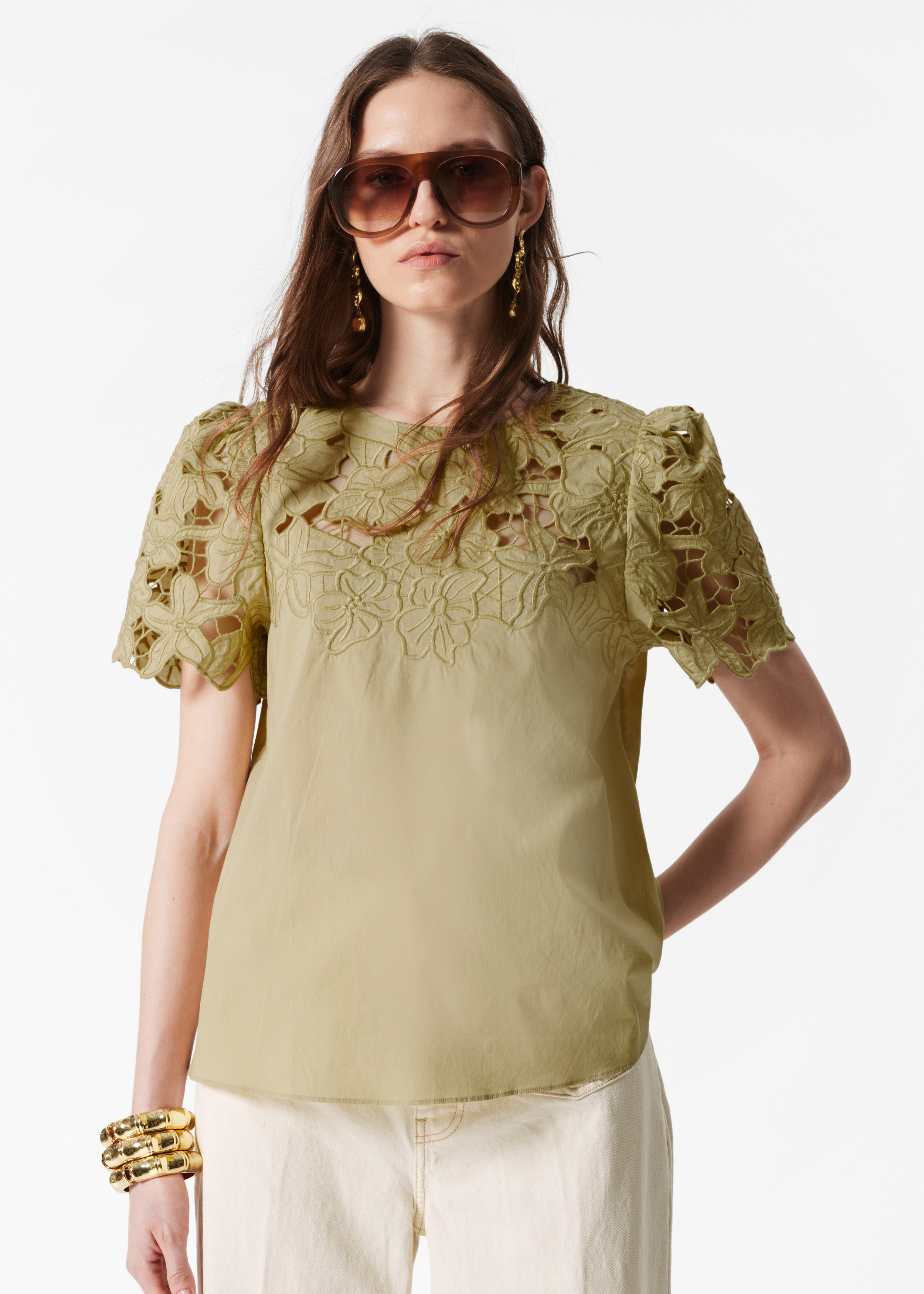 Image of Blusa de manga corta con bordado floral