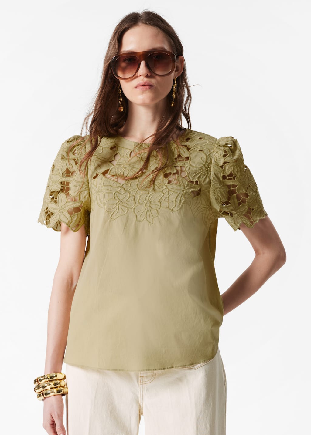 Image of Blusa a maniche corte con ricamo floreale