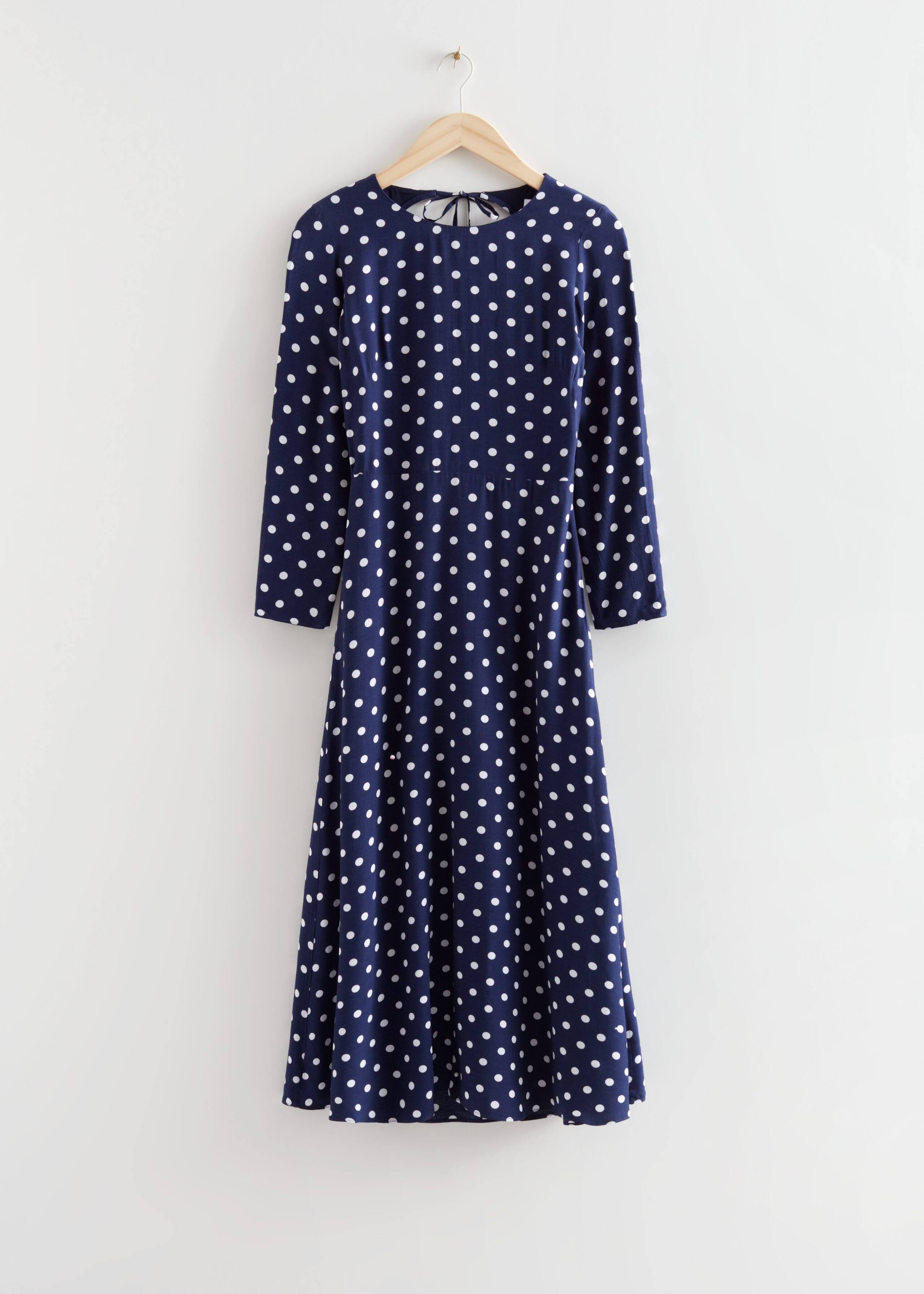 Rückenfreies Midikleid mit Print - Blau/Weiß - Stillleben