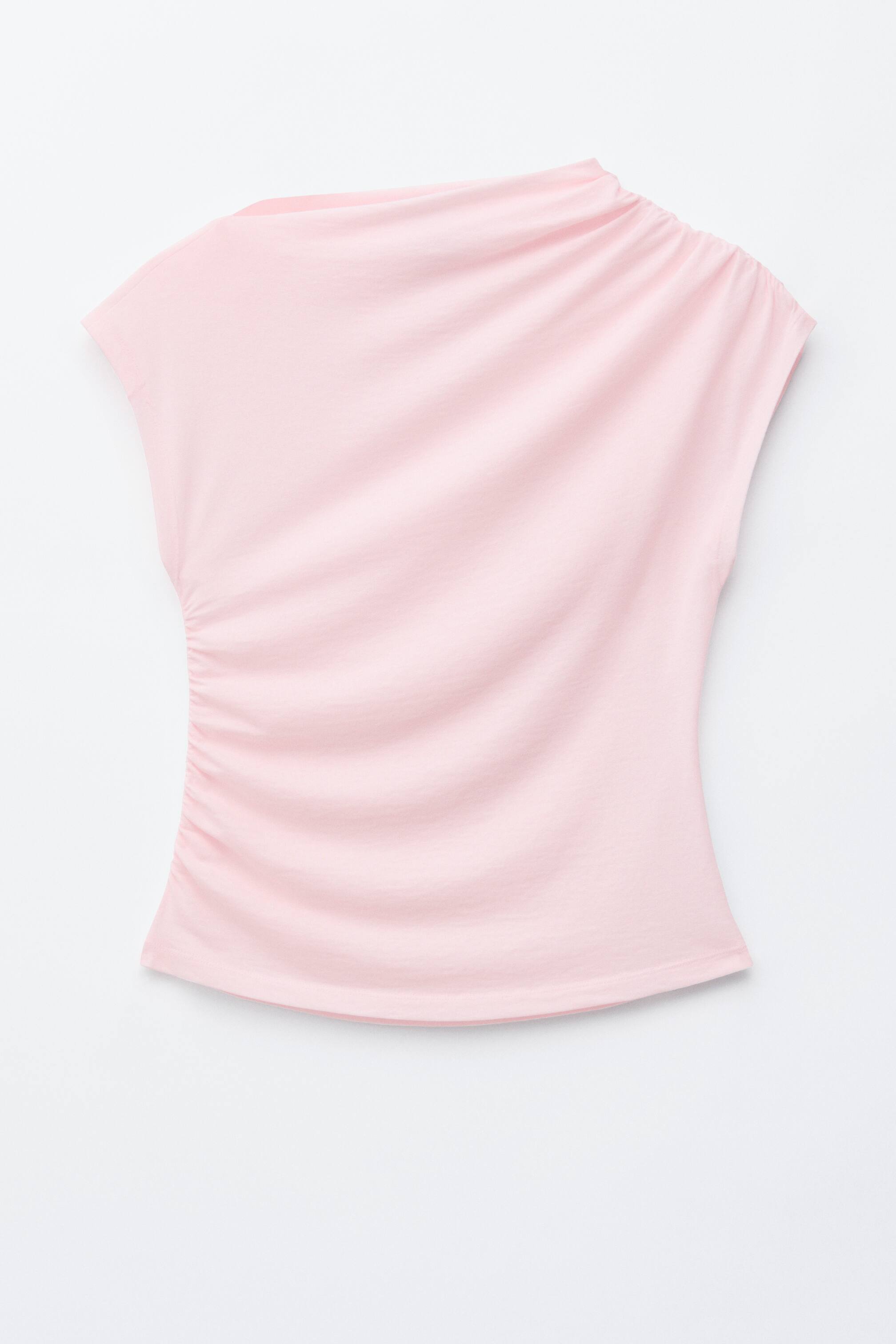 Visa större bild: En ljusrosa topp med kapärm, visad bakifrån, har en smal passform och ett flytande fall. Rynkor börjar vid halsringningen och sträcker sig mot ena axeln, fortsätter längs den motsatta sidosömmen.