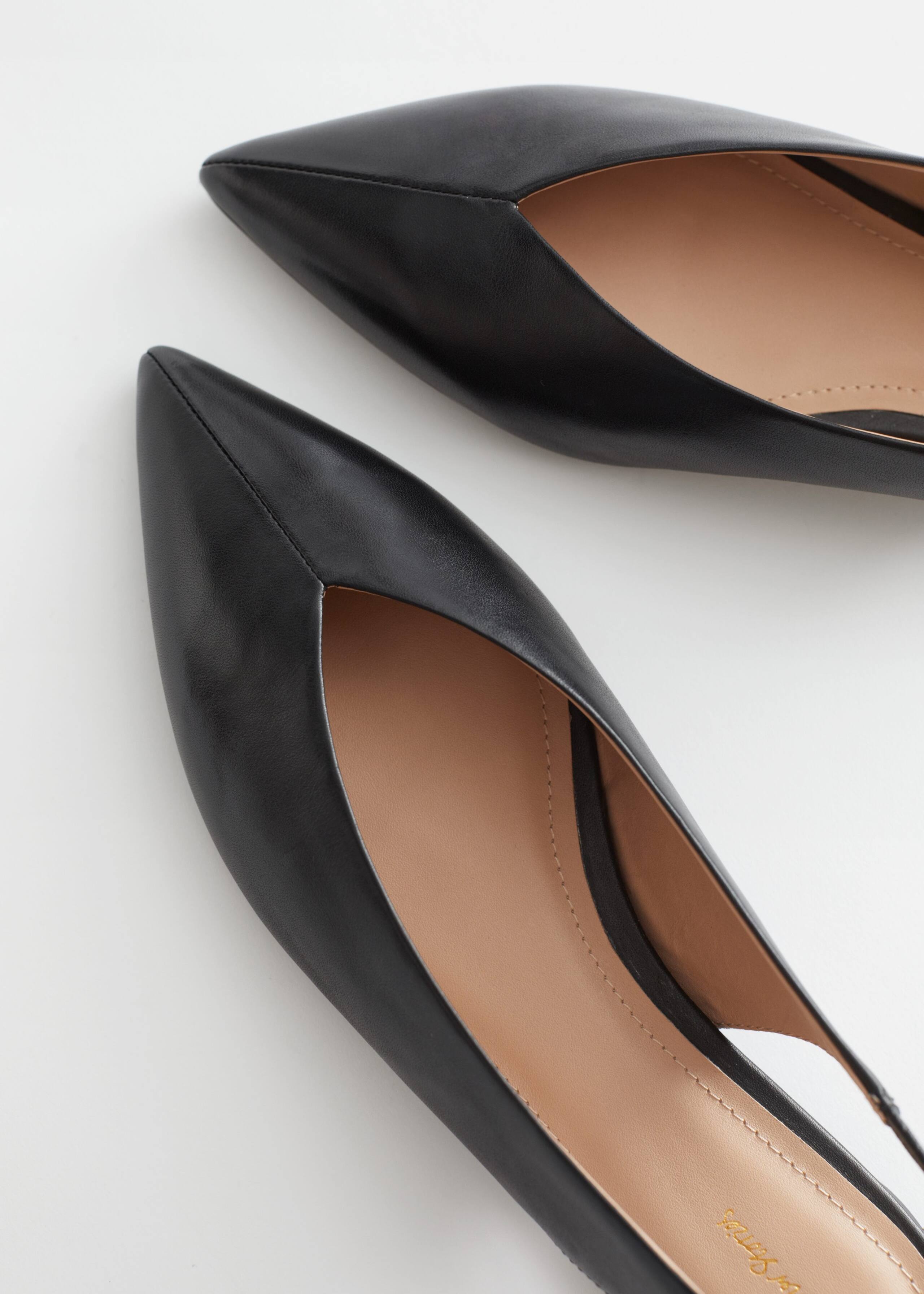 Pointed Leather Ballerina Flats - {{variantName}} - Descrizione dettagliata
