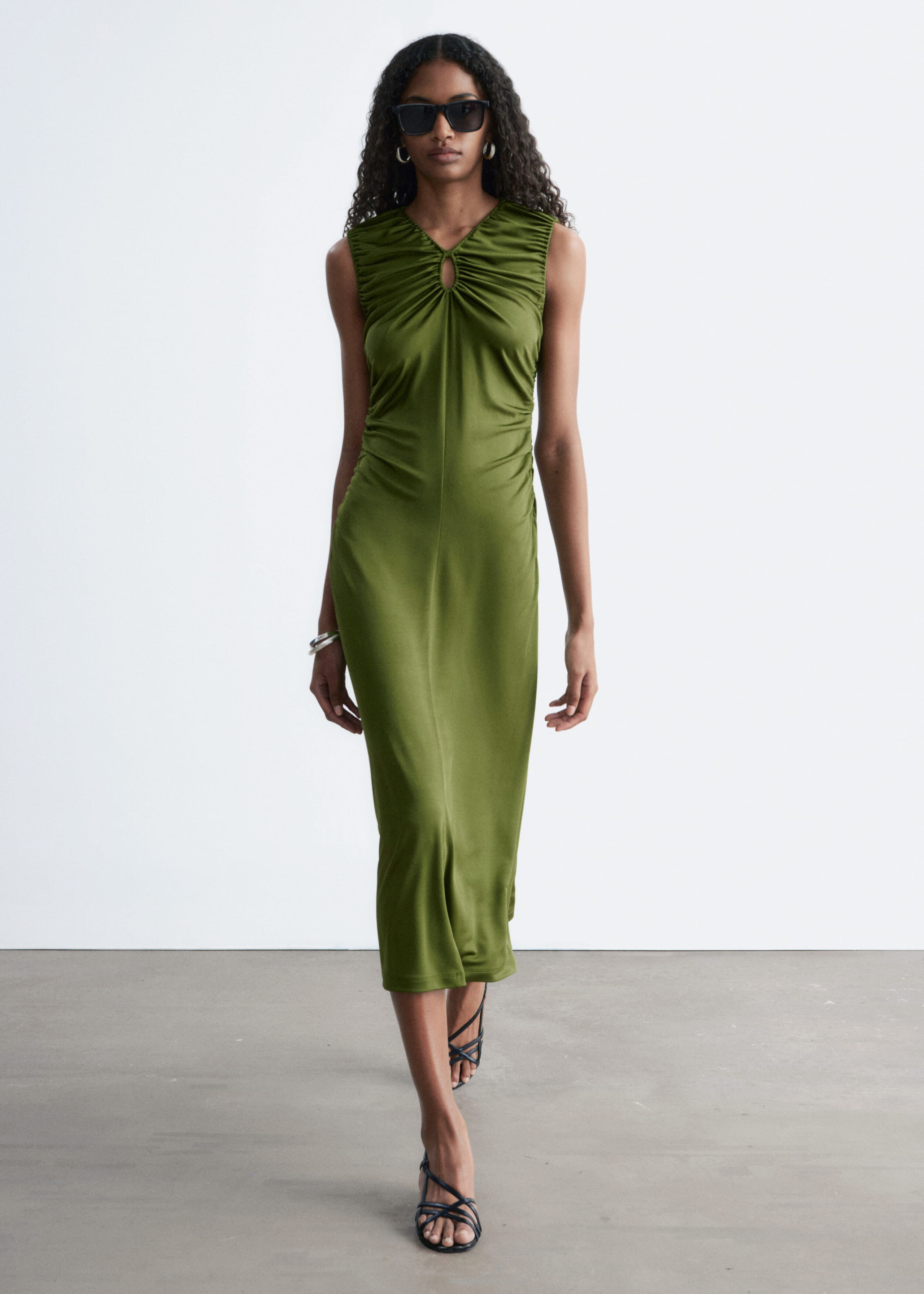 Image of Marszczona sukienka midi z wycięciem na plecach