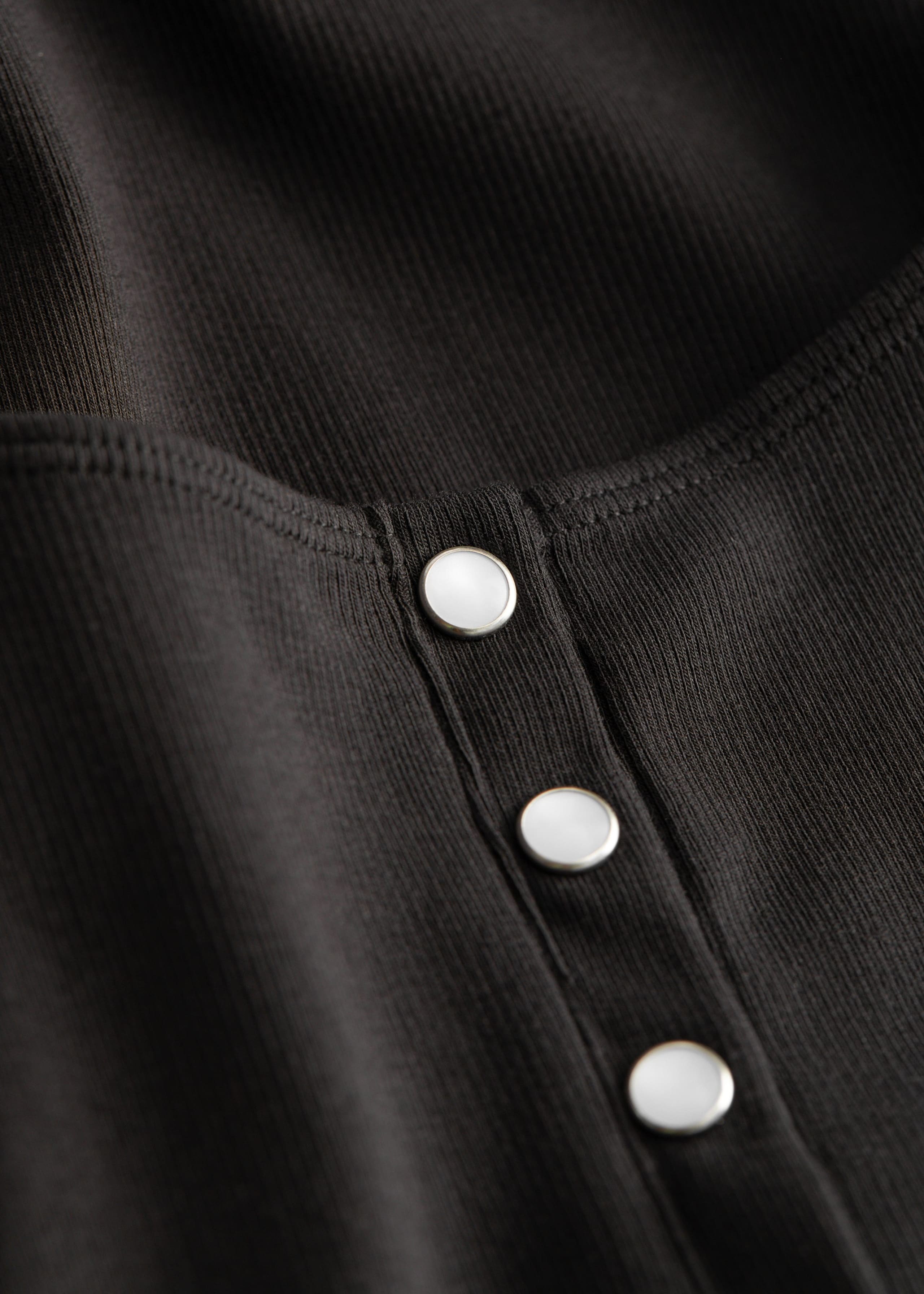 ButtonedShortSleeveBodysuit - {{variantName}} - Descrizione dettagliata