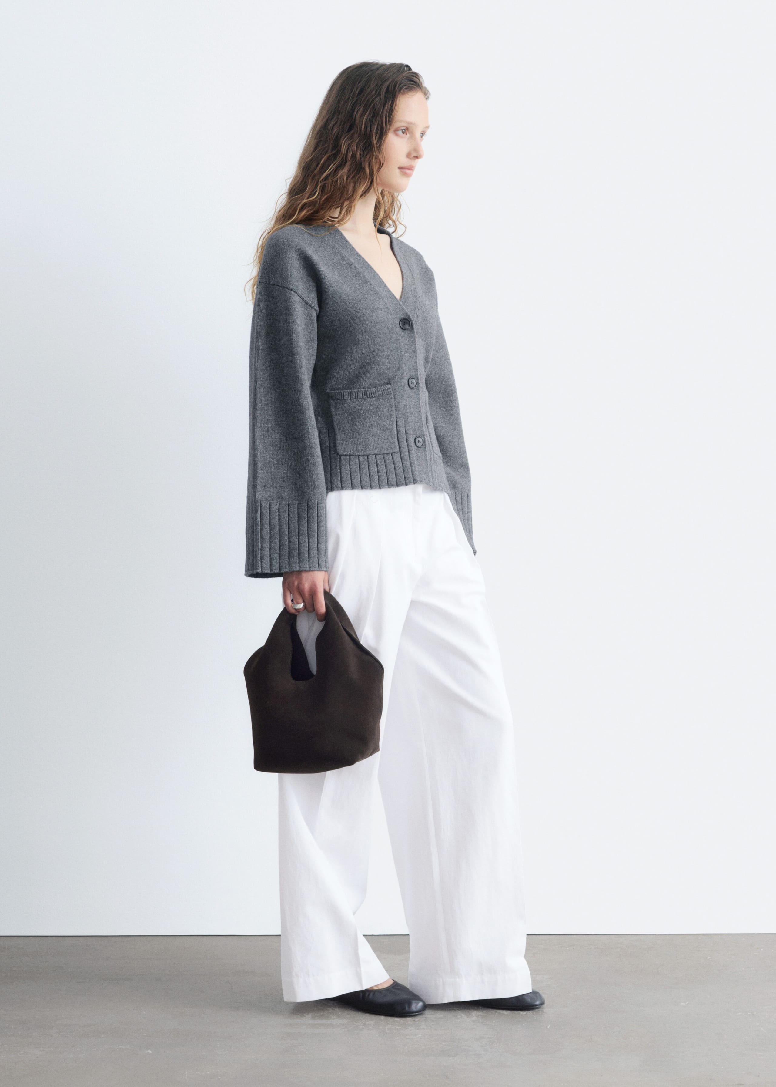 Schmal zulaufende Strickjacke - Dunkelgrau - Lookbook