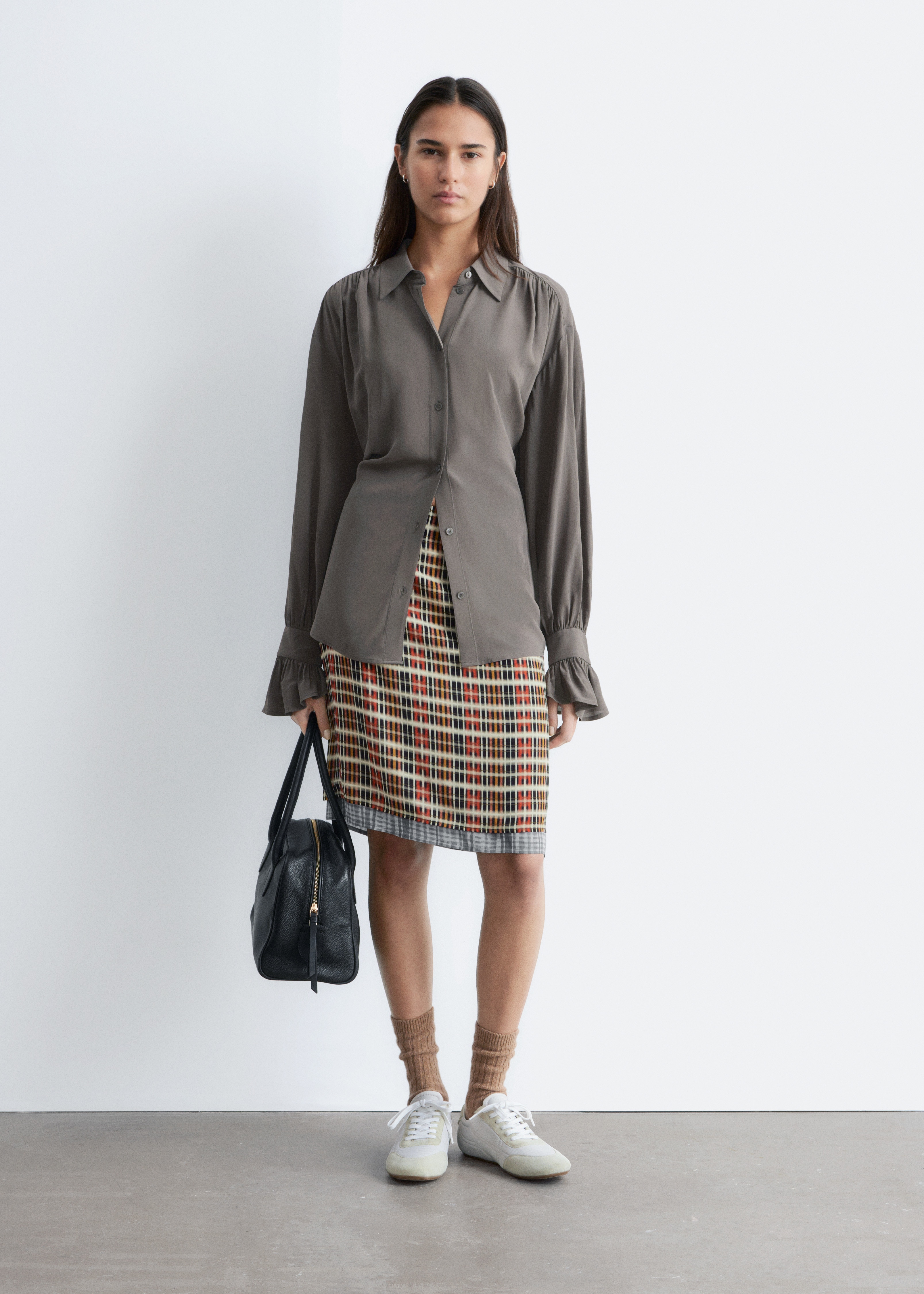 Rynkad blus med knytband - Mörk mullvad/Beige