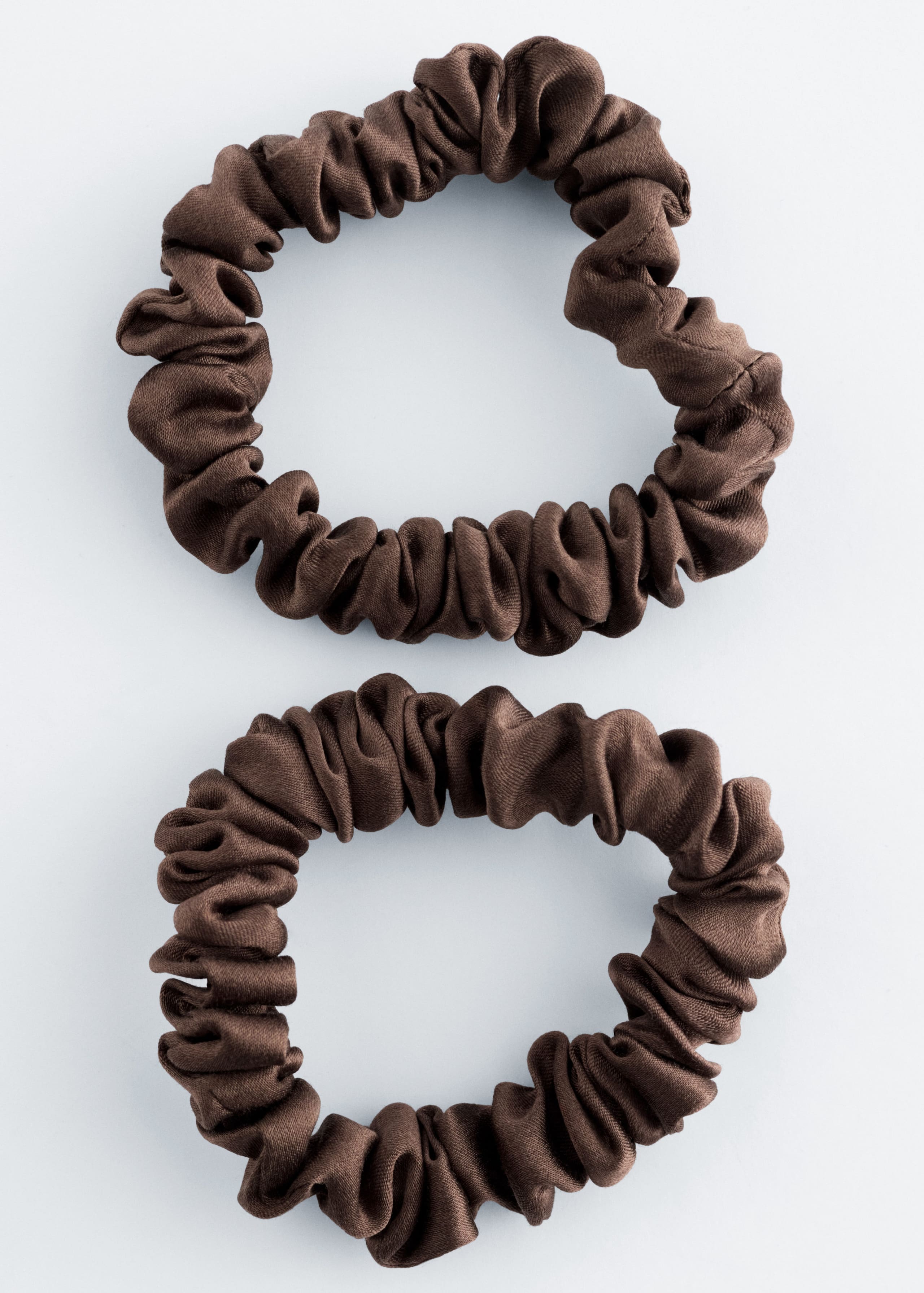 Scrunchies i siden, 2-pack – Brun – stilleben