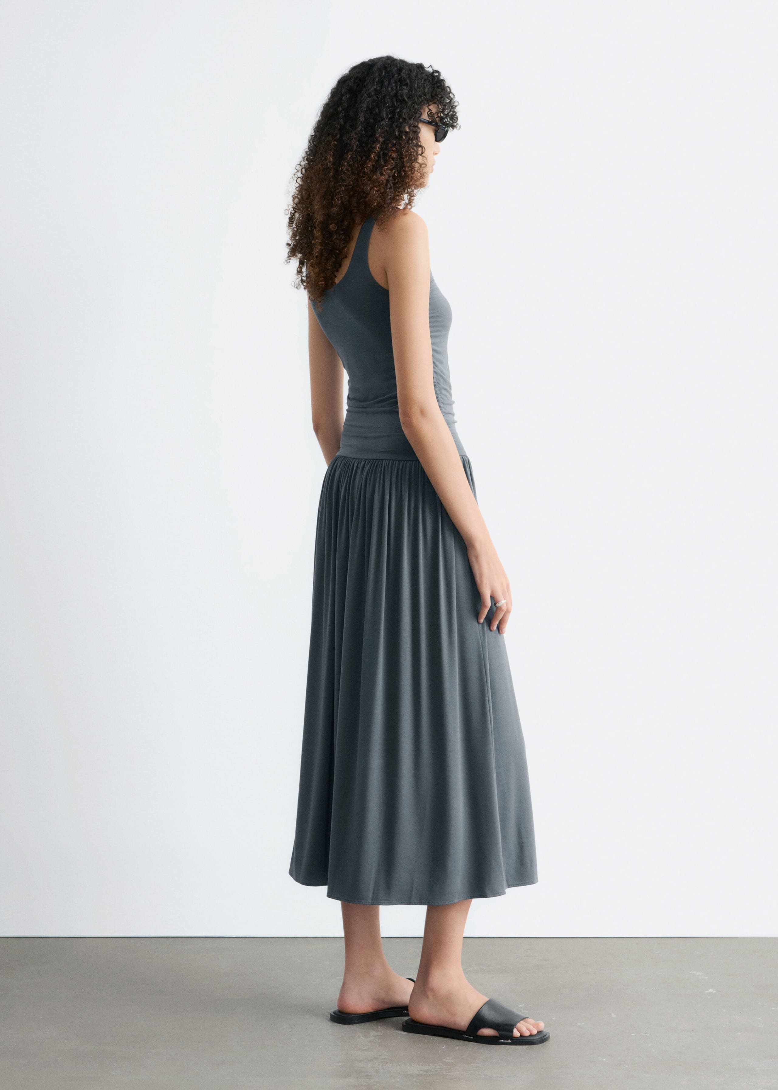 Gerafftes Jersey-Maxikleid - Dunkelgrau - Lookbook