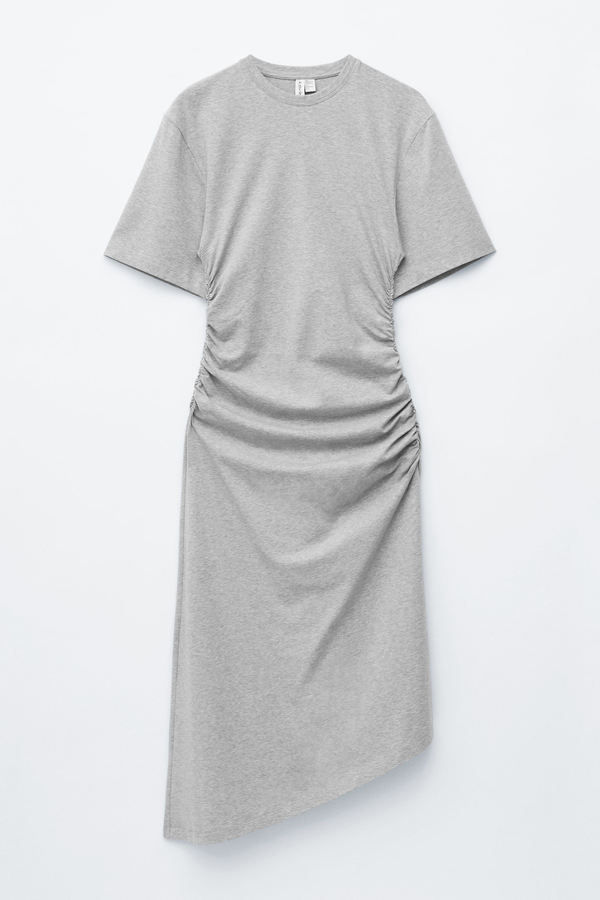 Ver imagem maior: Um vestido t-shirt em jersey cinzento claro é apresentado de frente (FRONT), com decote redondo e mangas curtas. Um franzido extensivo percorre ambas as costuras laterais, estendendo-se até à bainha assimétrica.