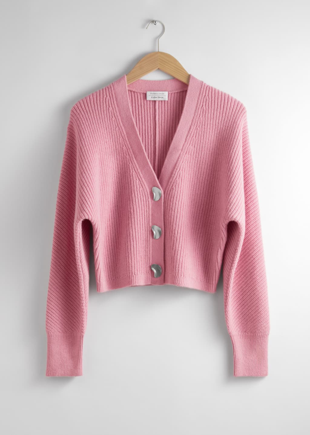 Stickad cardigan med metallknappar – Rosa – stilleben