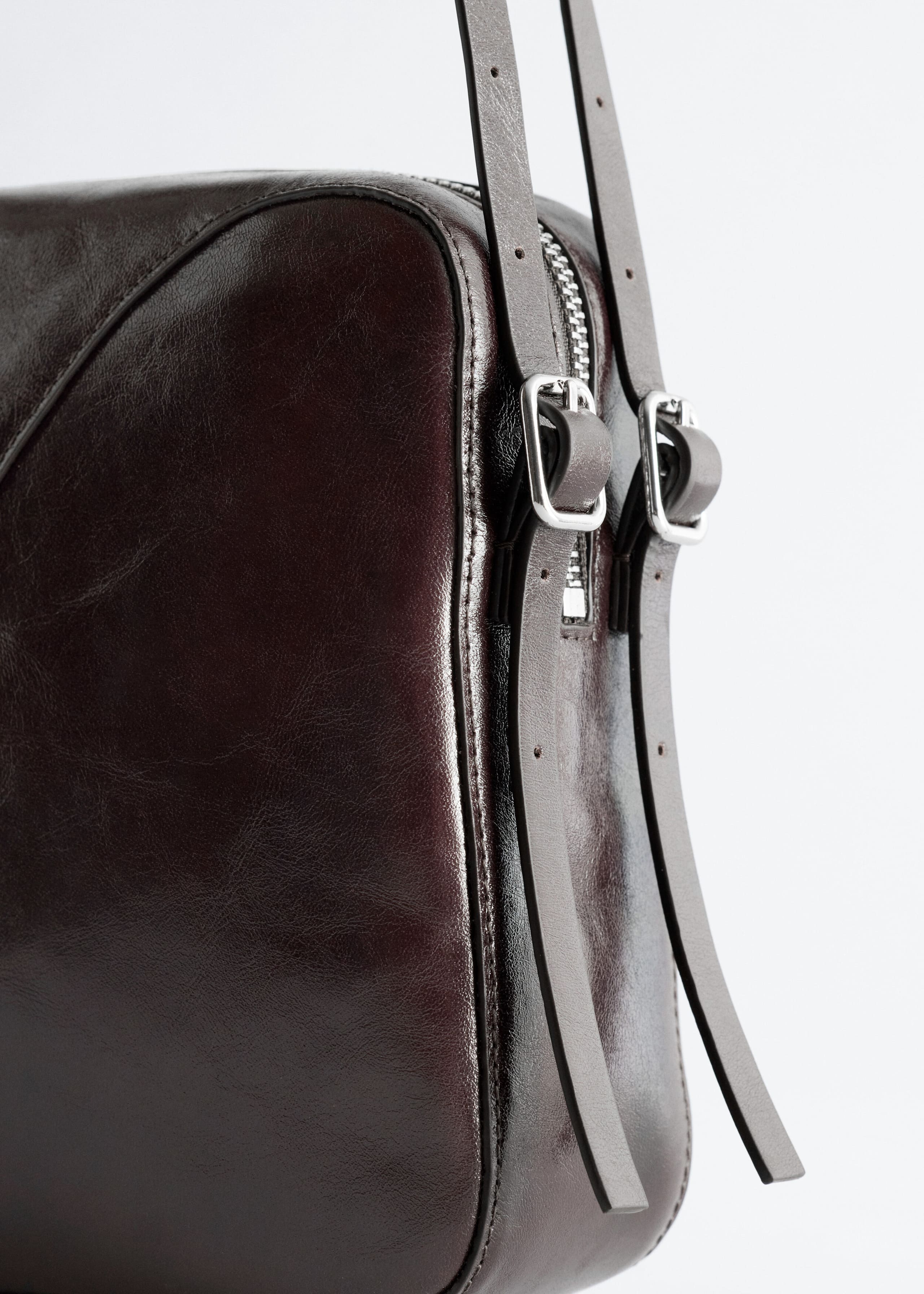 Umhängetasche aus Leder - {{variantName}} - Beschreibendes Detail