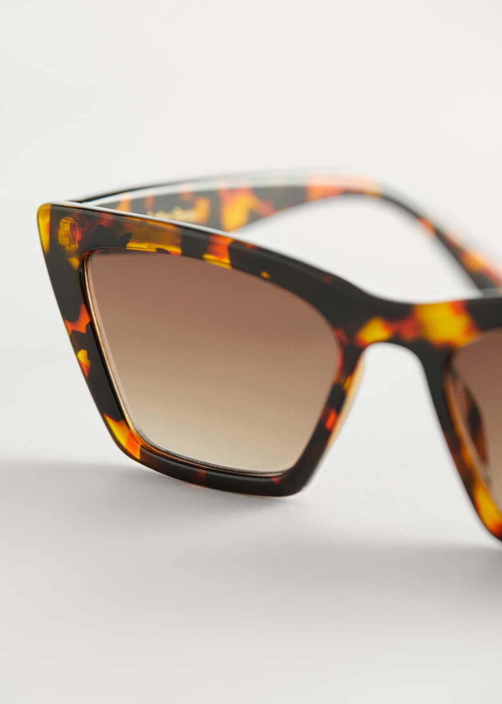 Eckige Cateye-Sonnenbrille - {{variantName}} - Beschreibendes Detail