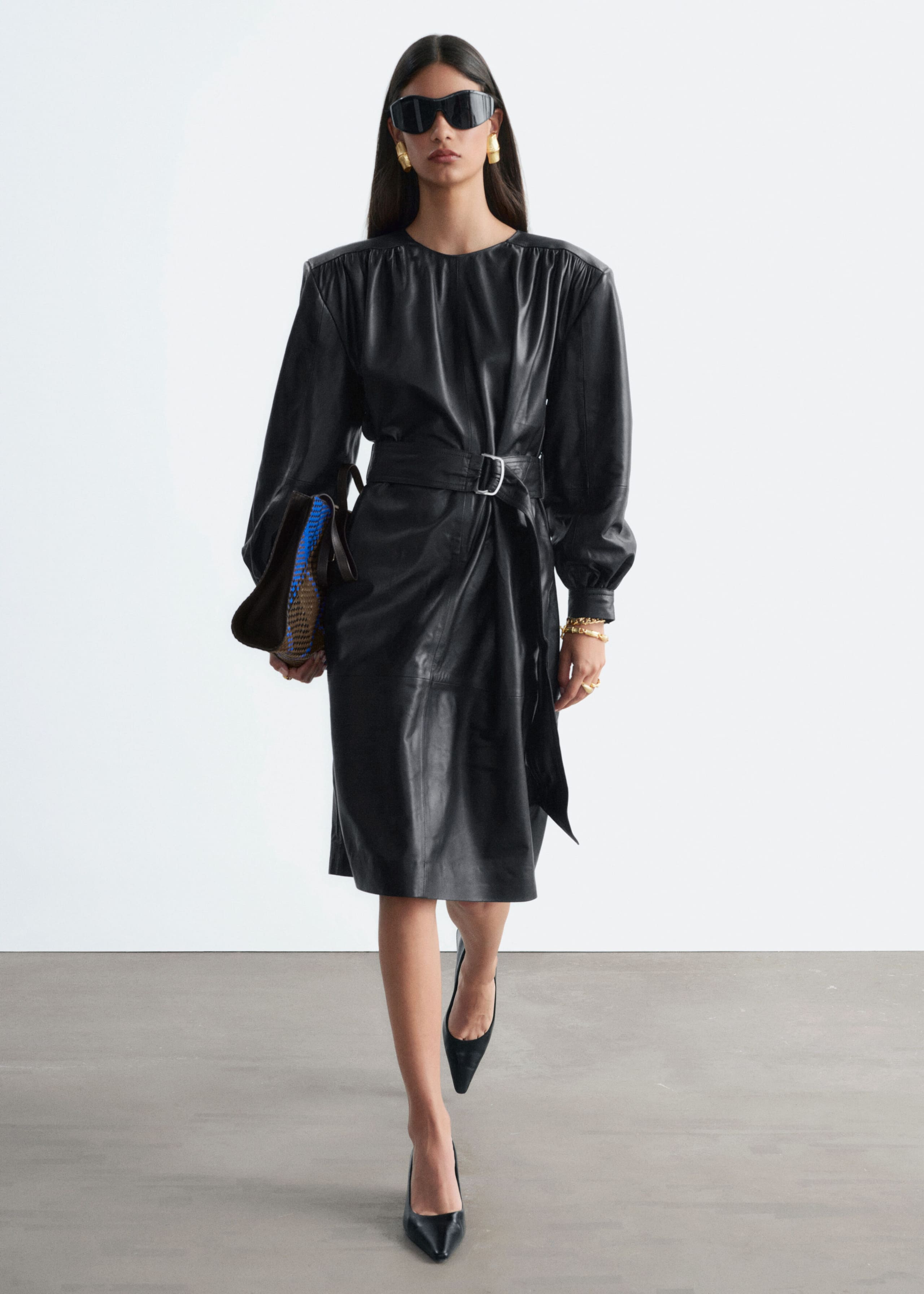 Kleid aus Leder mit Gürtel - Schwarz - Lookbook