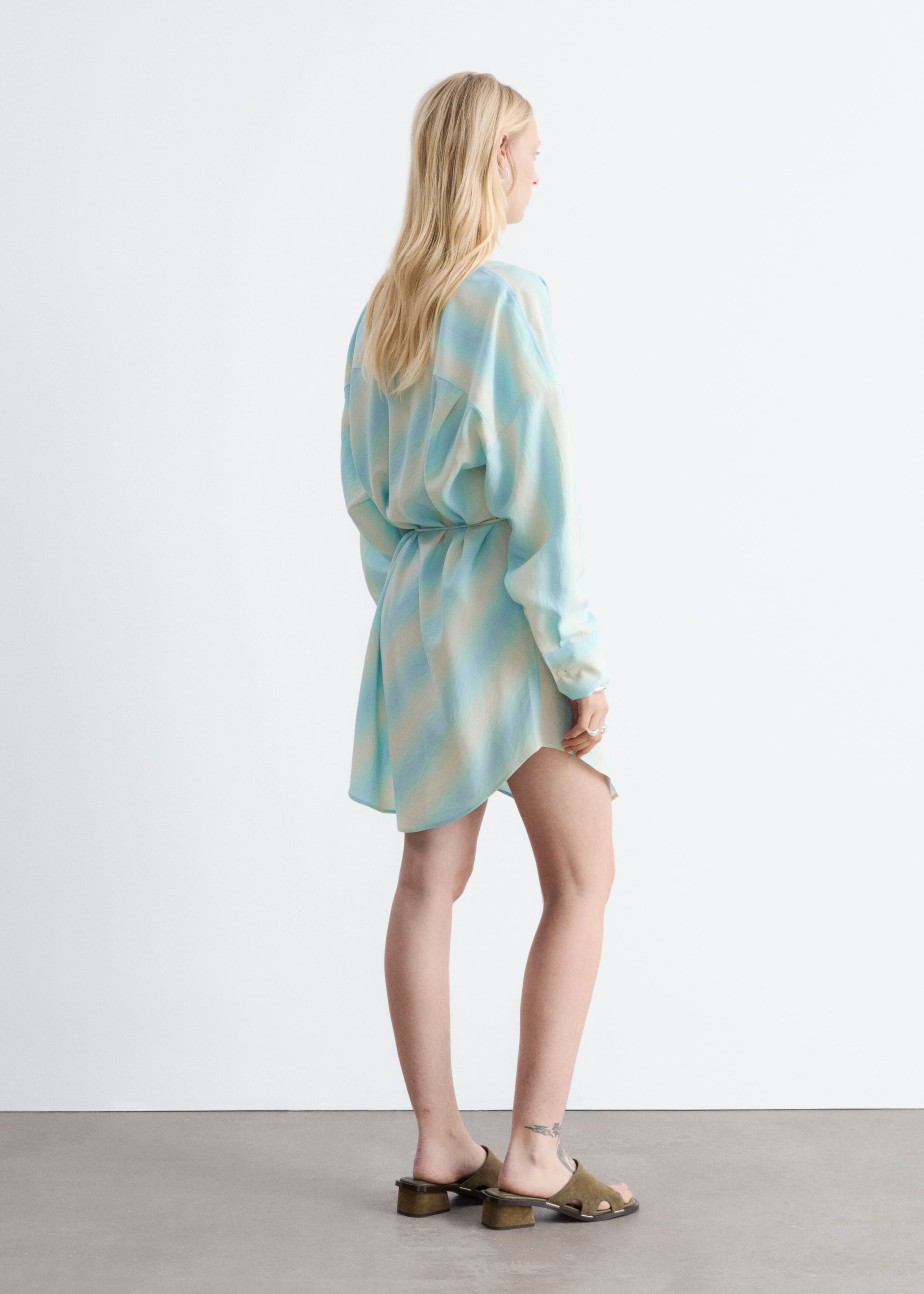 Image of Sukienka midi z nadrukiem i drapowanym dekoltem