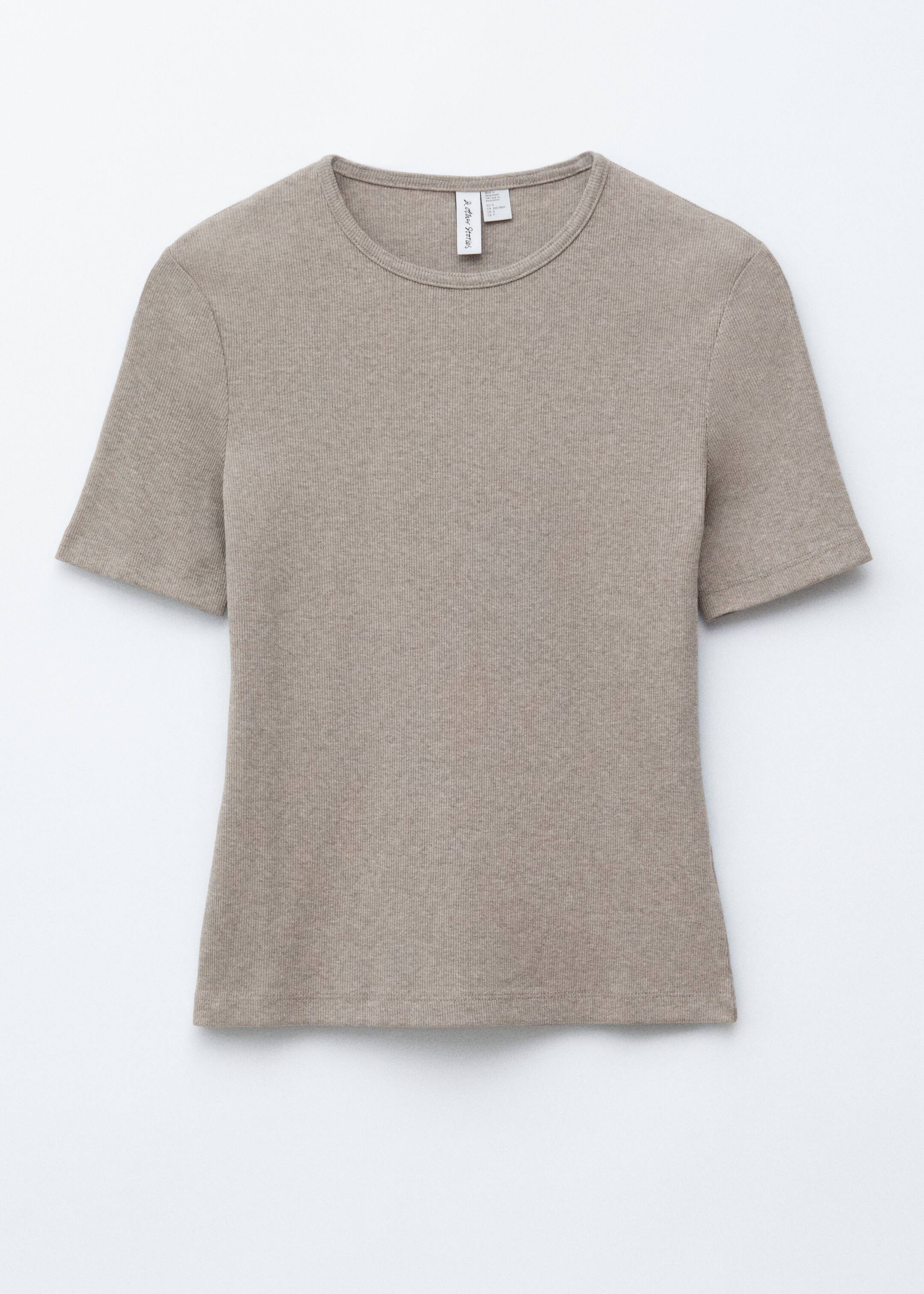 Vezi imaginea mai mare: Un tricou taupe prezintă vedere din FAȚĂ, având un finisaj cu nervuri, un guler rotund și mâneci scurte. Este croită într-o siluetă slim fit, cu o etichetă albă vizibilă în spatele gâtului.