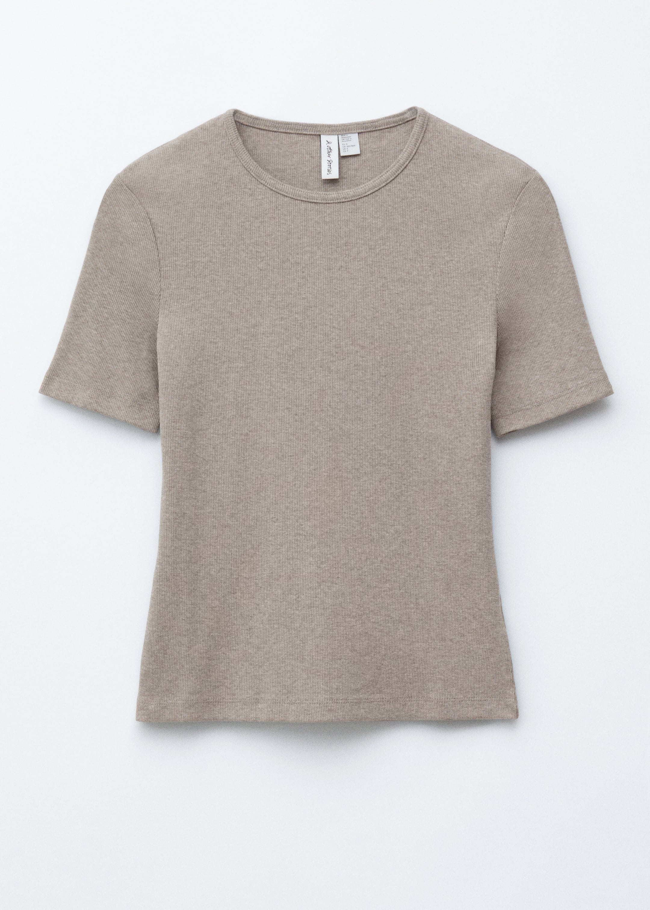 Visualizza immagine più grande: Una T-shirt color talpa presenta la sua vista anteriore, caratterizzata da una finitura a coste, un collo rotondo e maniche corte. È tagliata in una silhouette a vestibilità aderente, con un'etichetta bianca visibile sul retro del collo.