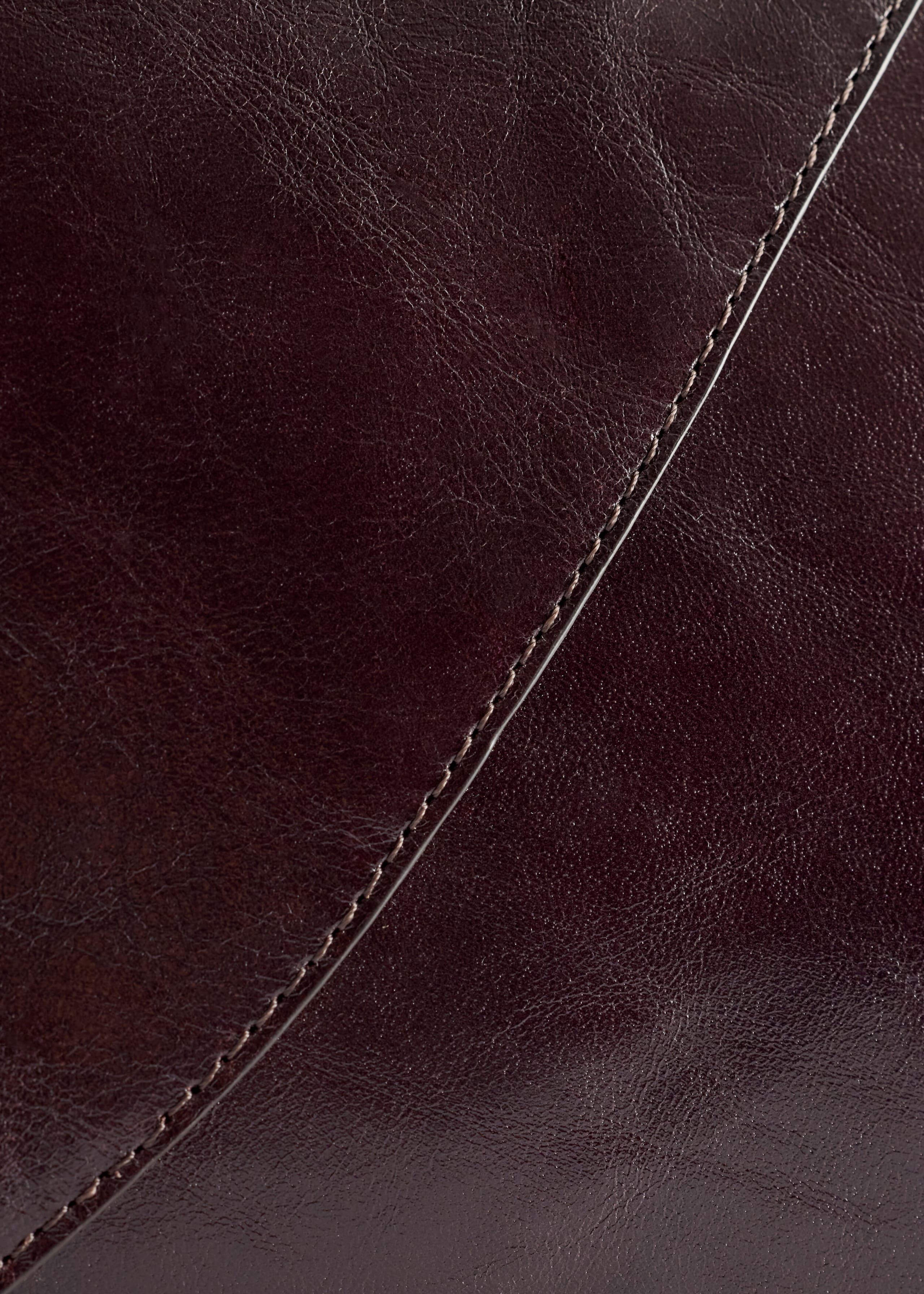 Umhängetasche aus Leder - {{variantName}} - Beschreibendes Detail