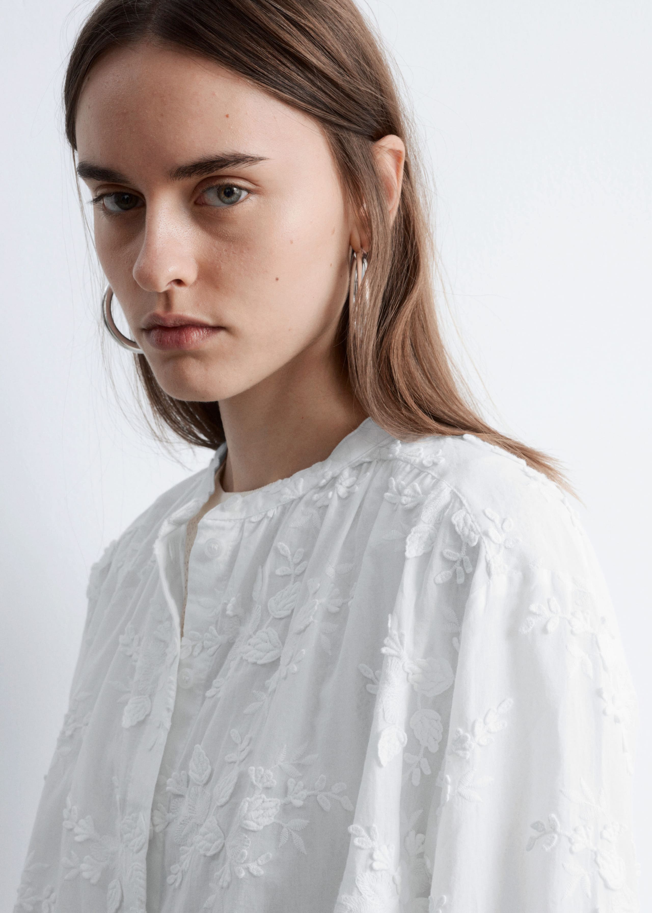 Image of Blusa voluminosa con apliques florales