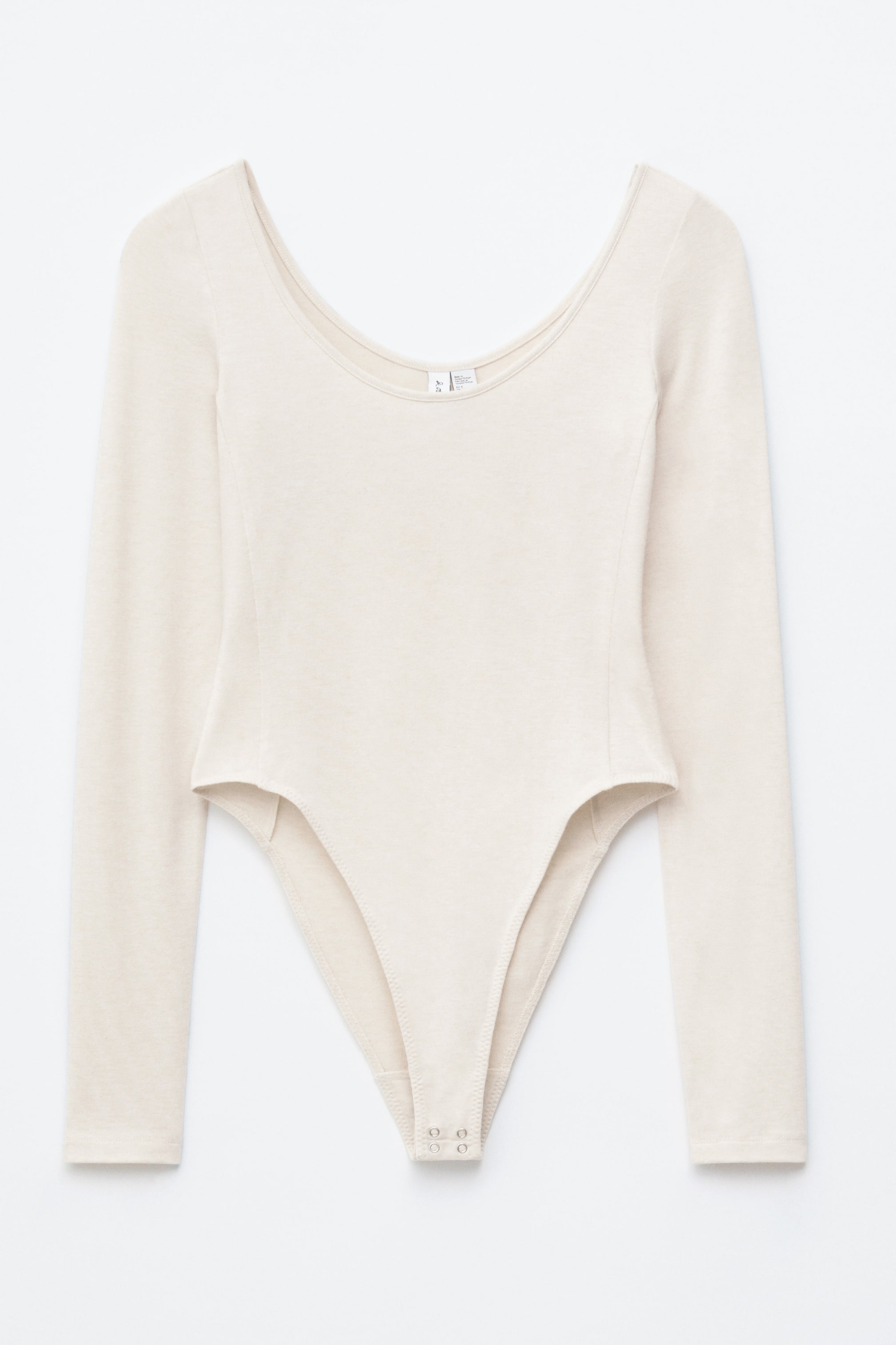 Grotere afbeelding bekijken: Een licht beige bodysuit met lange mouwen wordt van de VOORKANT getoond. Het heeft een ronde halslijn, een slanke pasvorm en drukknoopsluitingen bij het kruis.