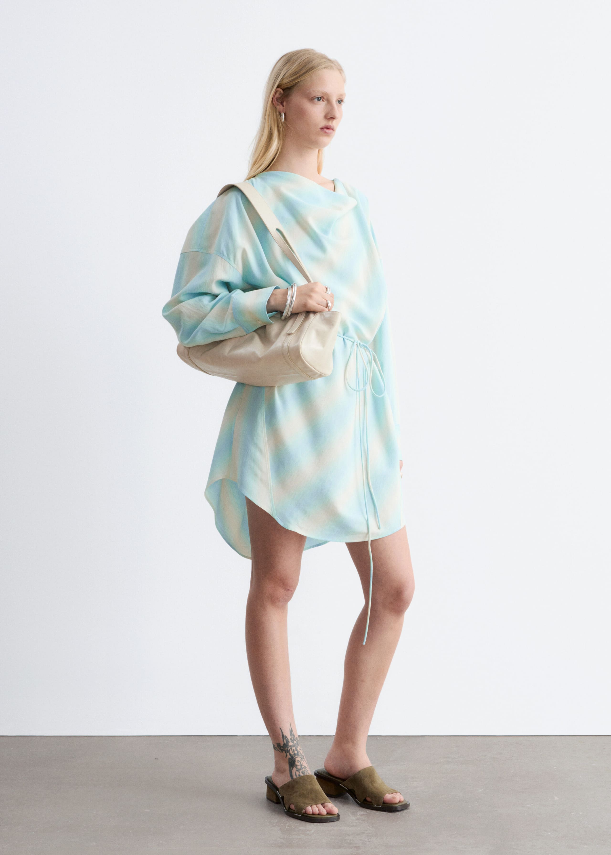 Image of Sukienka midi z nadrukiem i drapowanym dekoltem