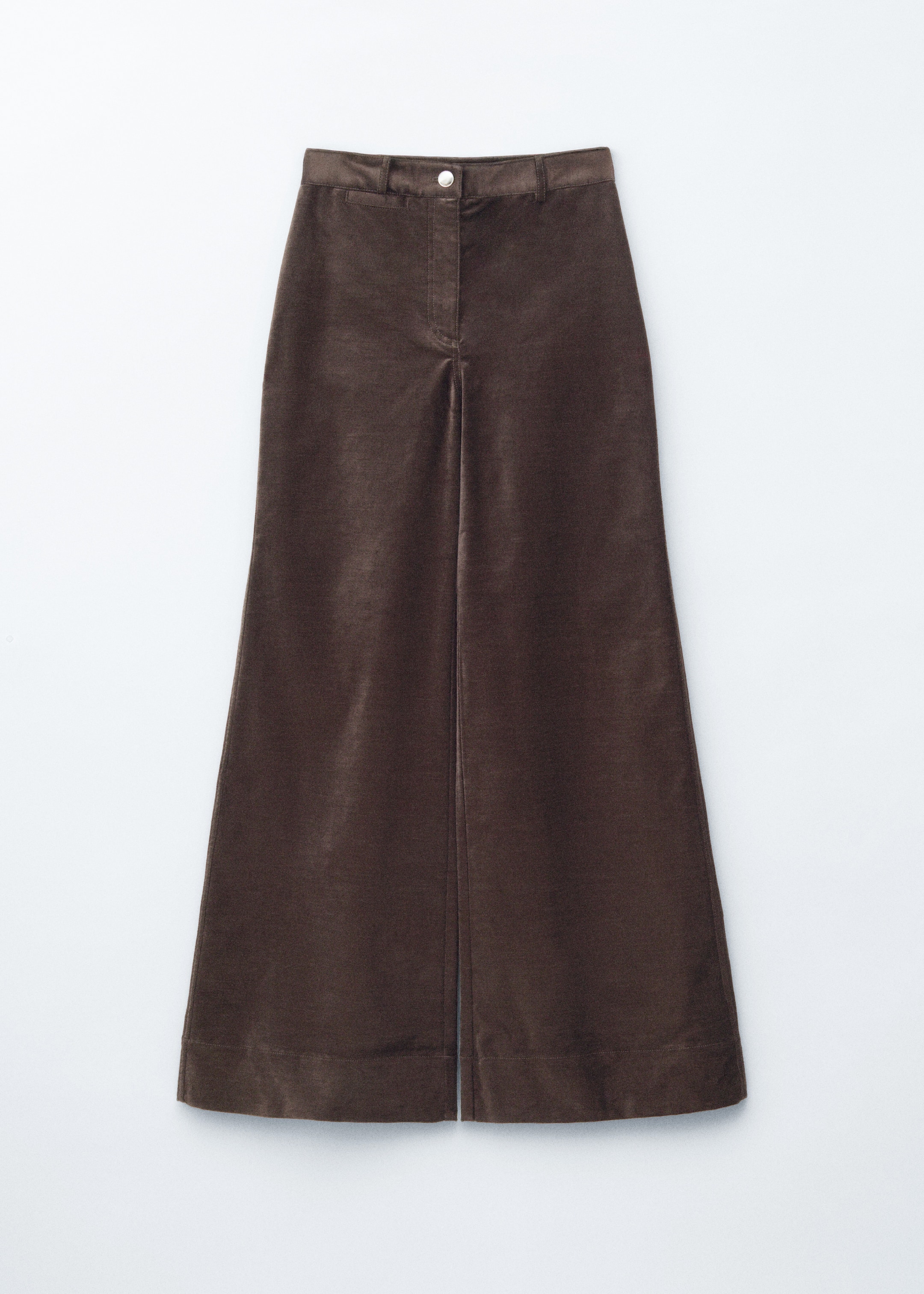 Ver imagen más grande: FRENTE: Pantalones anchos de color marrón oscuro se presentan planos, con una tela suave y lustrosa, cierre de botón y cremallera frontal, presillas para el cinturón y una línea central que baja por cada pierna.