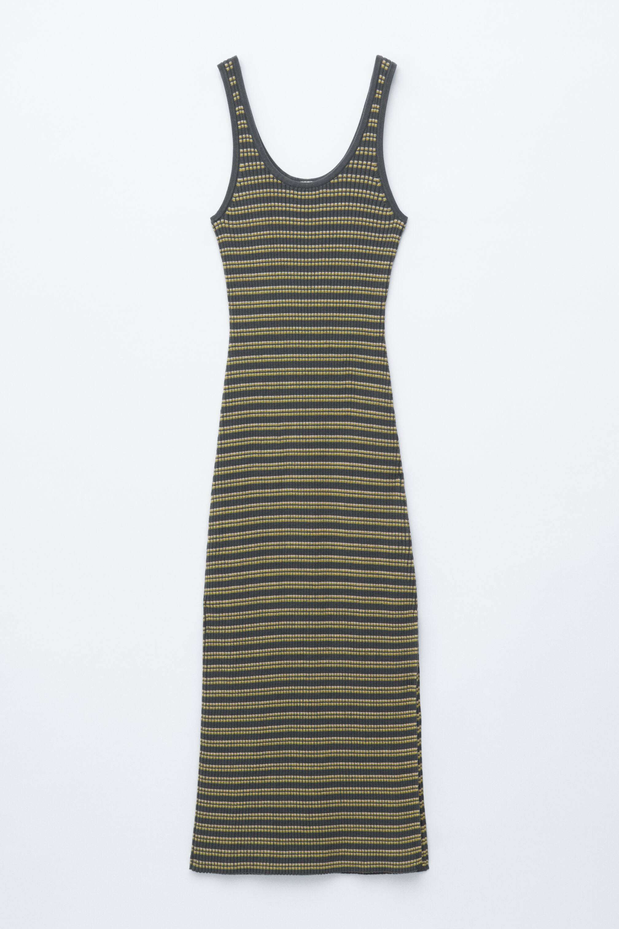 הצגת תמונה גדולה יותר: שמלה צמודה ללא שרוולים מוצגת במבט קדמי, עשויה מבד סריג אפור כהה עם פסים אופקיים דקים בצבע ירוק זית ומחשוף עגול.