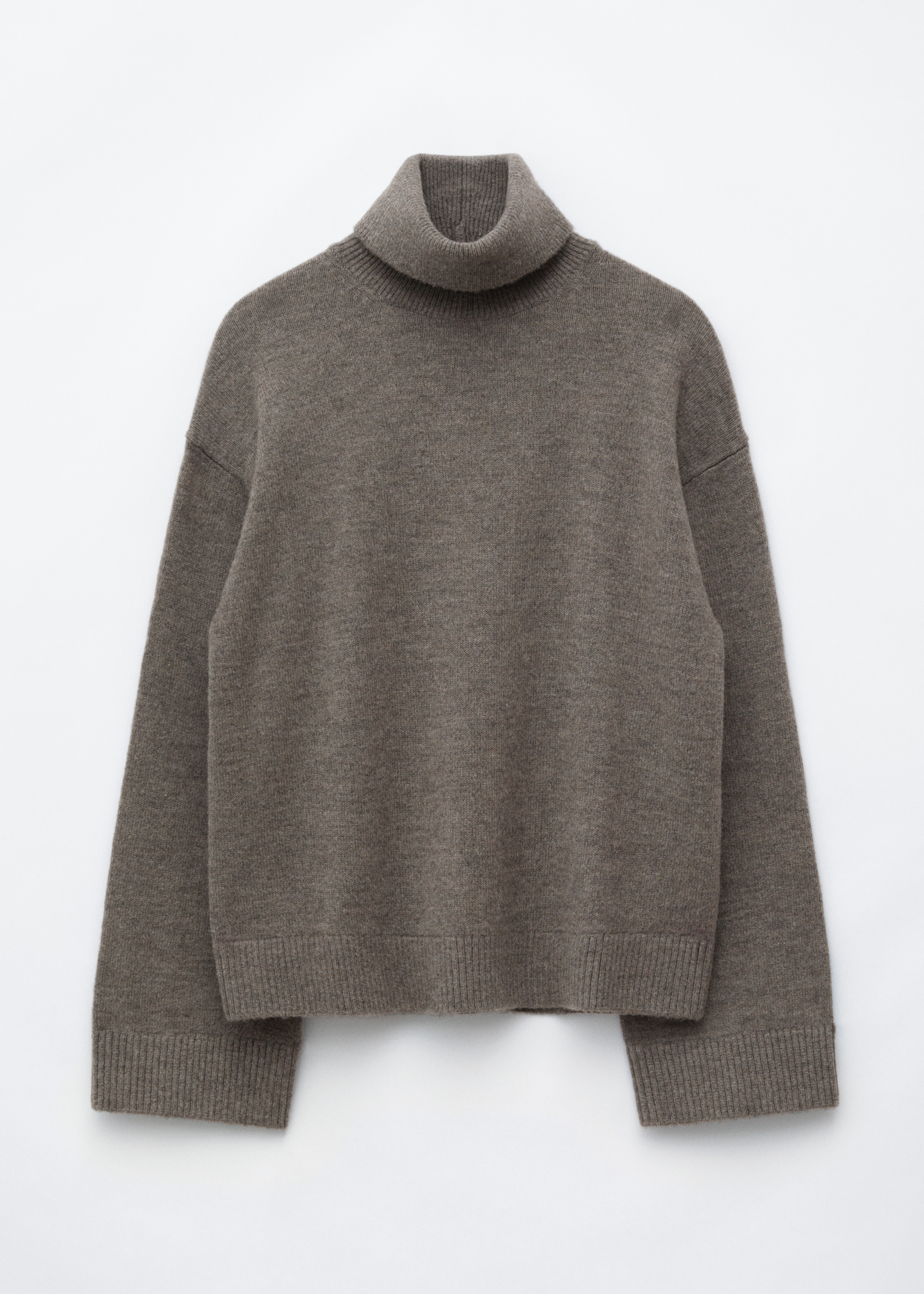 Ein Rollkragenpullover aus Woll-Baumwoll-Melange in Taupe wird vom Model getragen und zeichnet sich durch einen hohen, gerippten Kragen, Ã¼berschnittene Schultern sowie gerippte AbschlÃ¼sse an Ãrmeln und Saum aus. Der Pullover wird zu einer schwarzen Hose kombiniert, und das Model trÃ¤gt eine dunkelbraune Schultertasche aus Veloursleder Ã¼ber einem Arm.