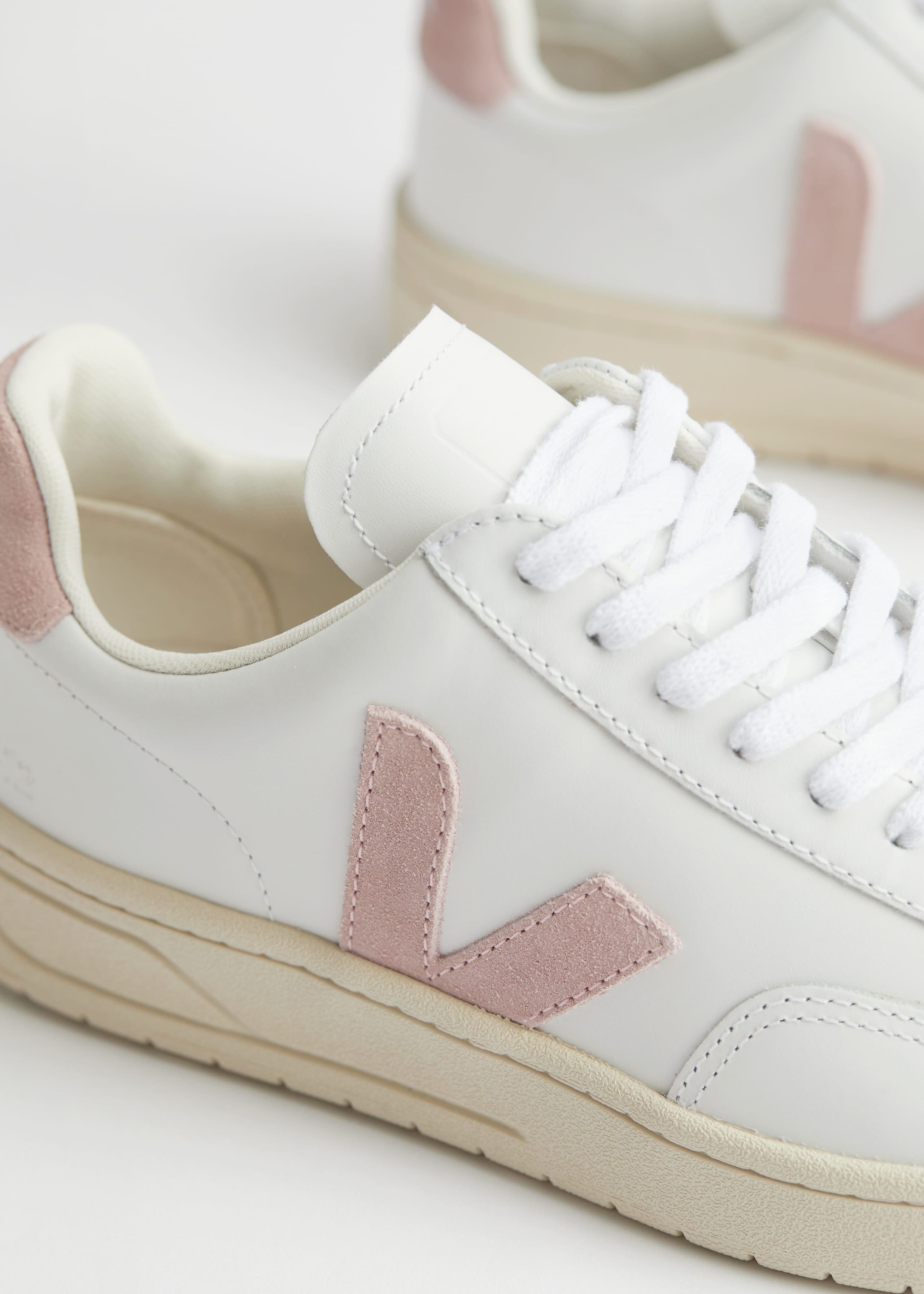 Veja V-12 Sneakers - {{variantName}} - Descriptive Detail