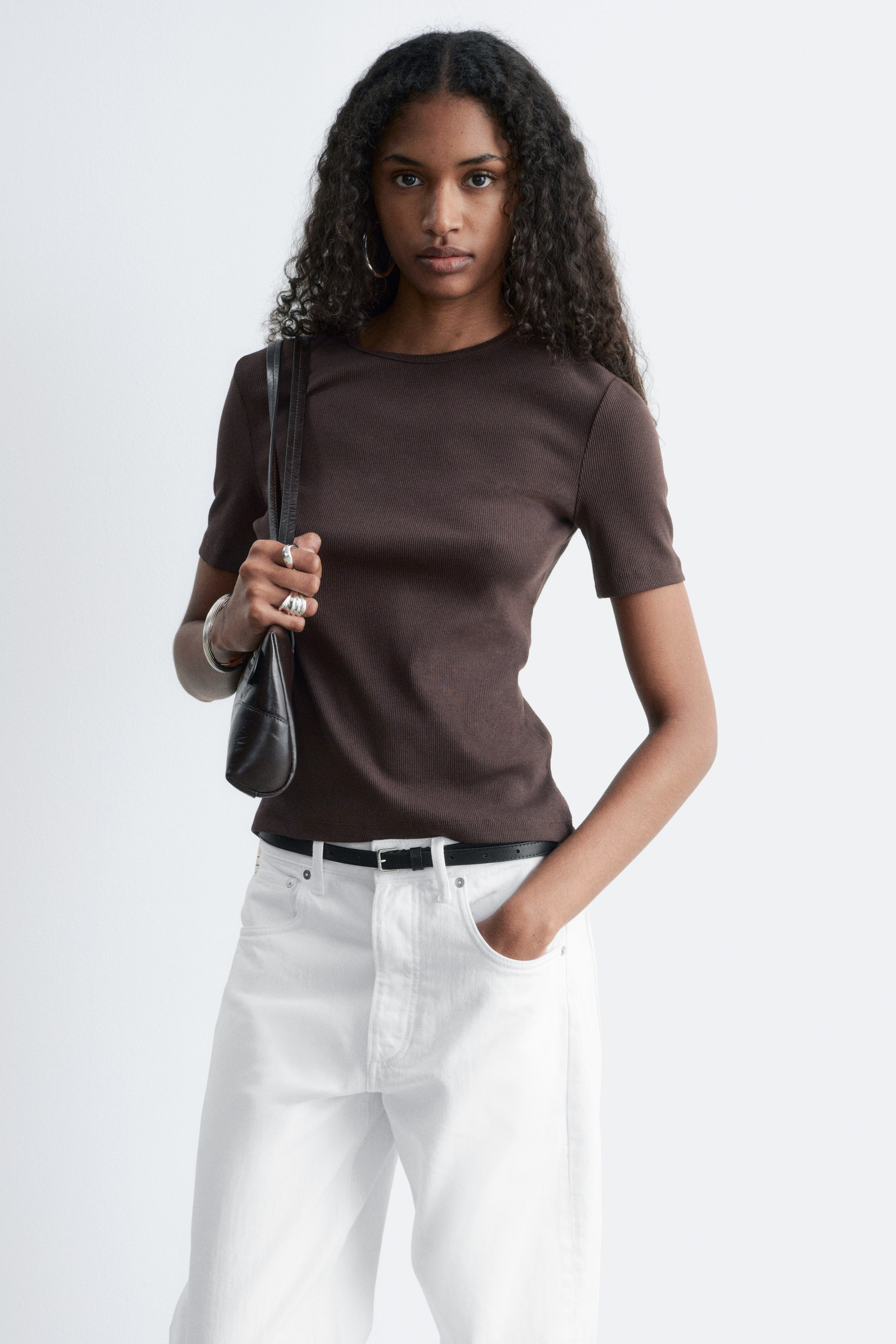 Näytä suurempi kuva: Joustinneuleinen t-paita - Tummanruskea - NAISET | H&M FI 1