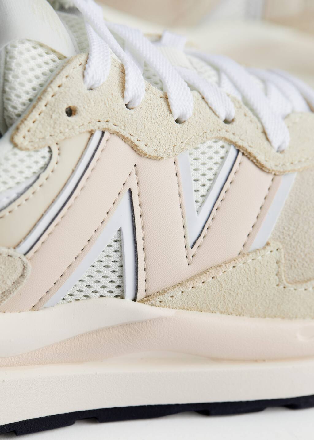 New Balance 5740 Womens Sneakers - {{variantName}} - Detalle descriptivo