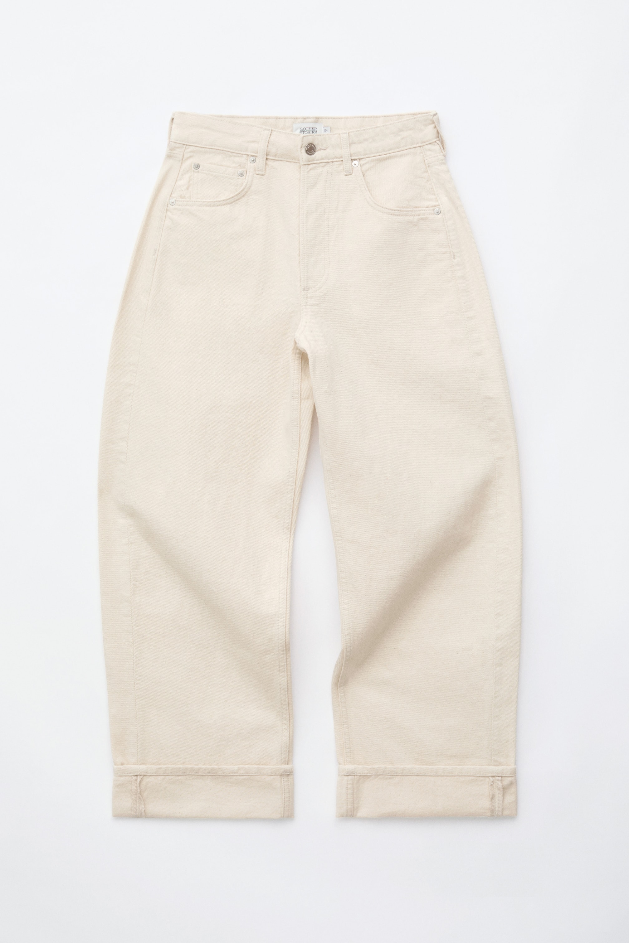 Grotere afbeelding bekijken: Lichtbeige jeans met wijde pijpen liggen plat, met een hoge taille, zakken vooraan en achteraan, een sluiting met knoop en rits, en omgeslagen broekspijpen.