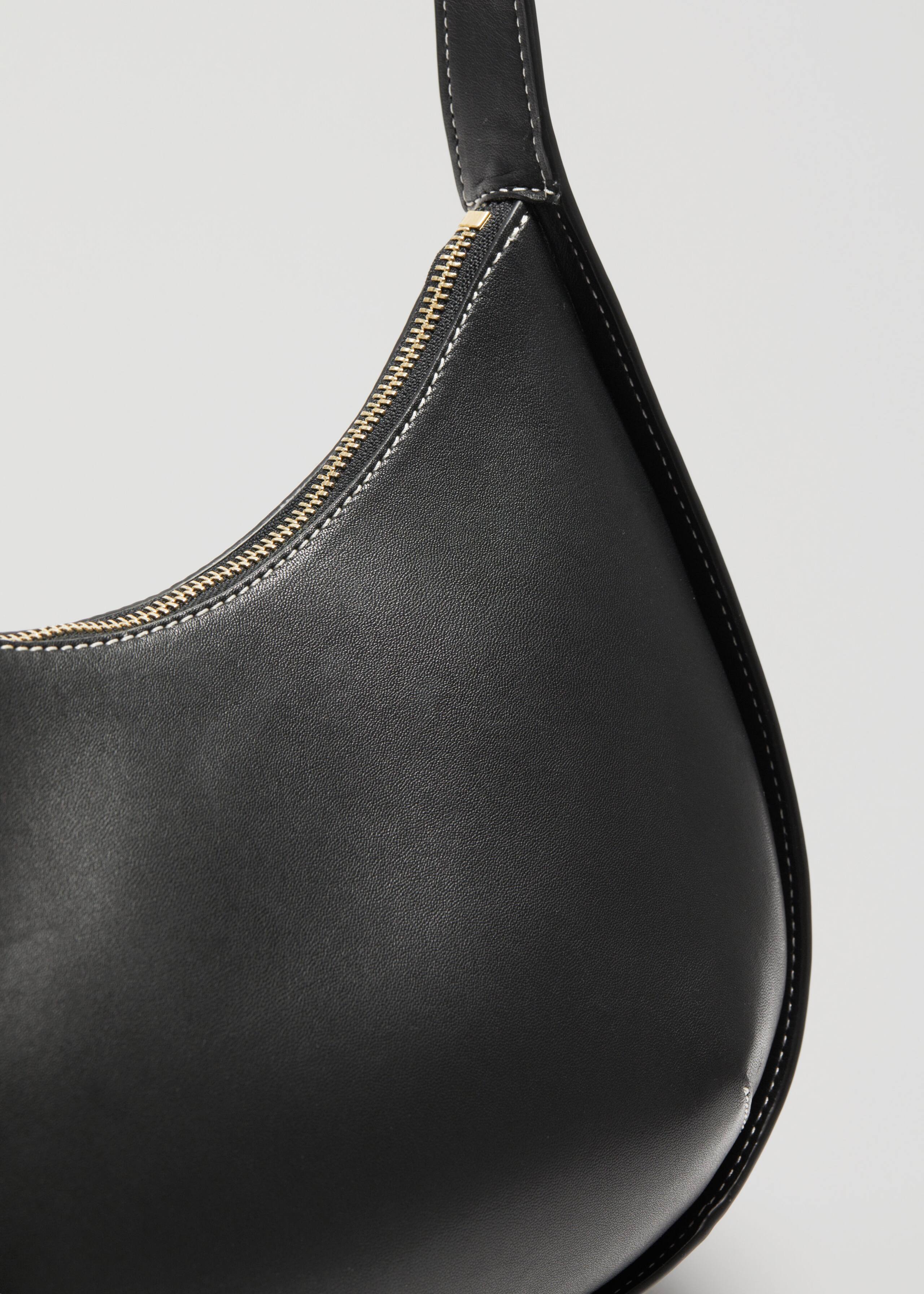 Skórzana torba w kształcie półksiężyca – {{variantName}} – Szczegół