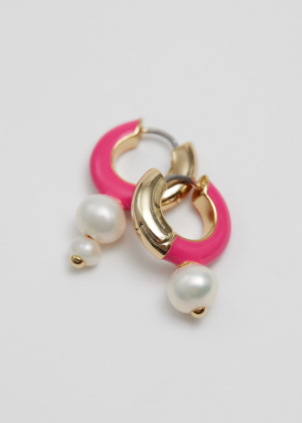 Pearl Pendant Hoop Earrings - {{variantName}} - Descriptive Detail