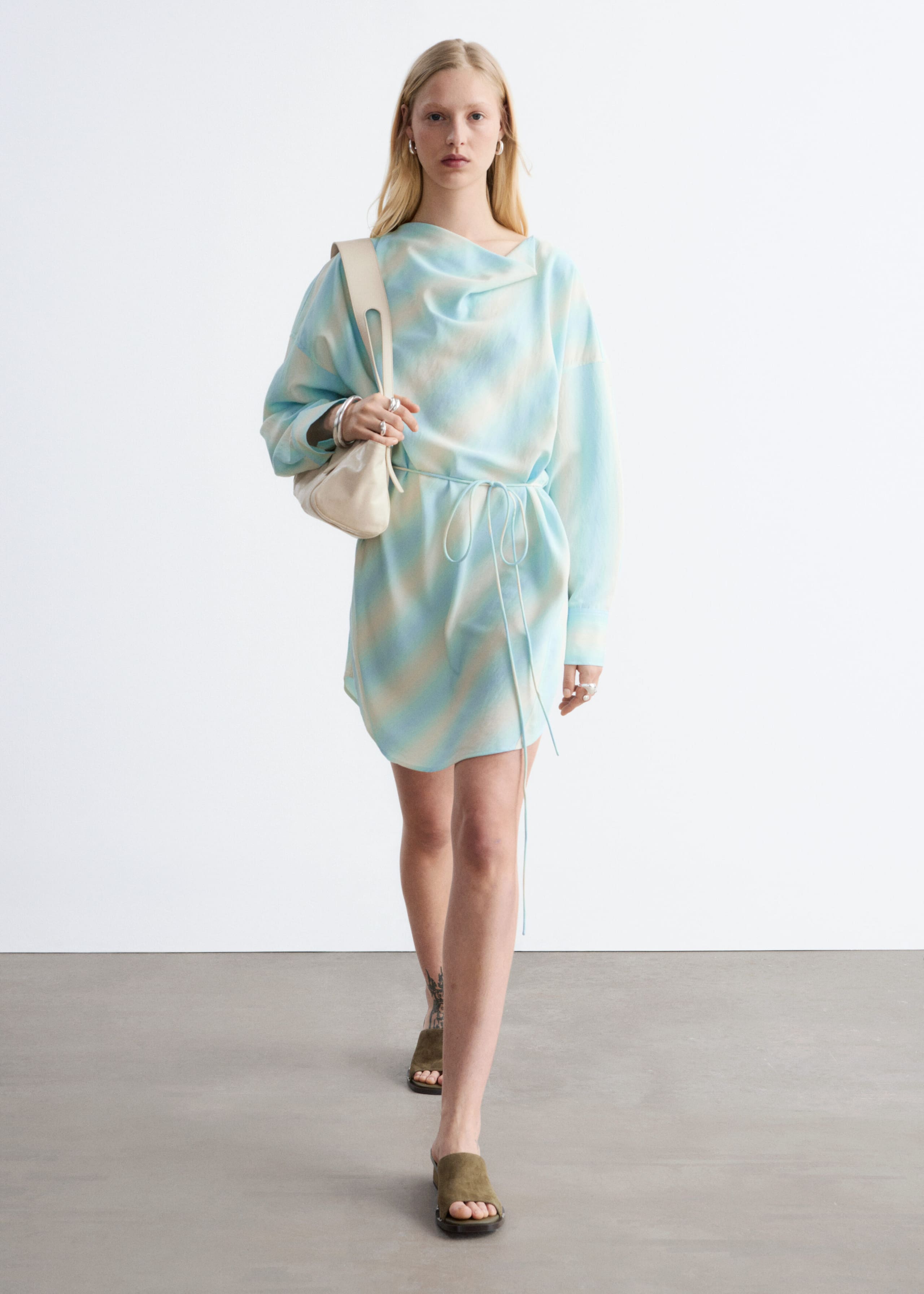 Image of Sukienka midi z nadrukiem i drapowanym dekoltem