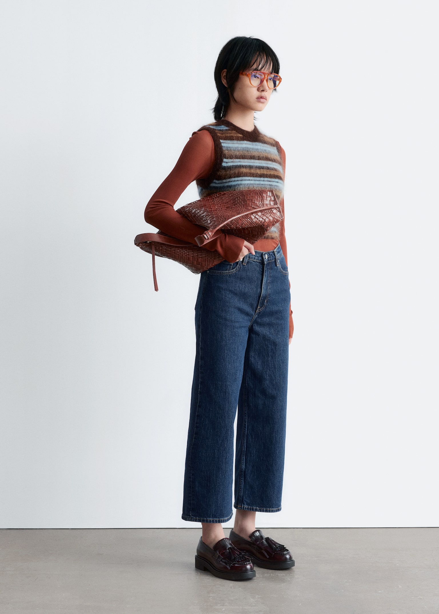 Verkürzte Jeans mit weitem Bein - Mittelblau/Schwarz/Weiß - 9