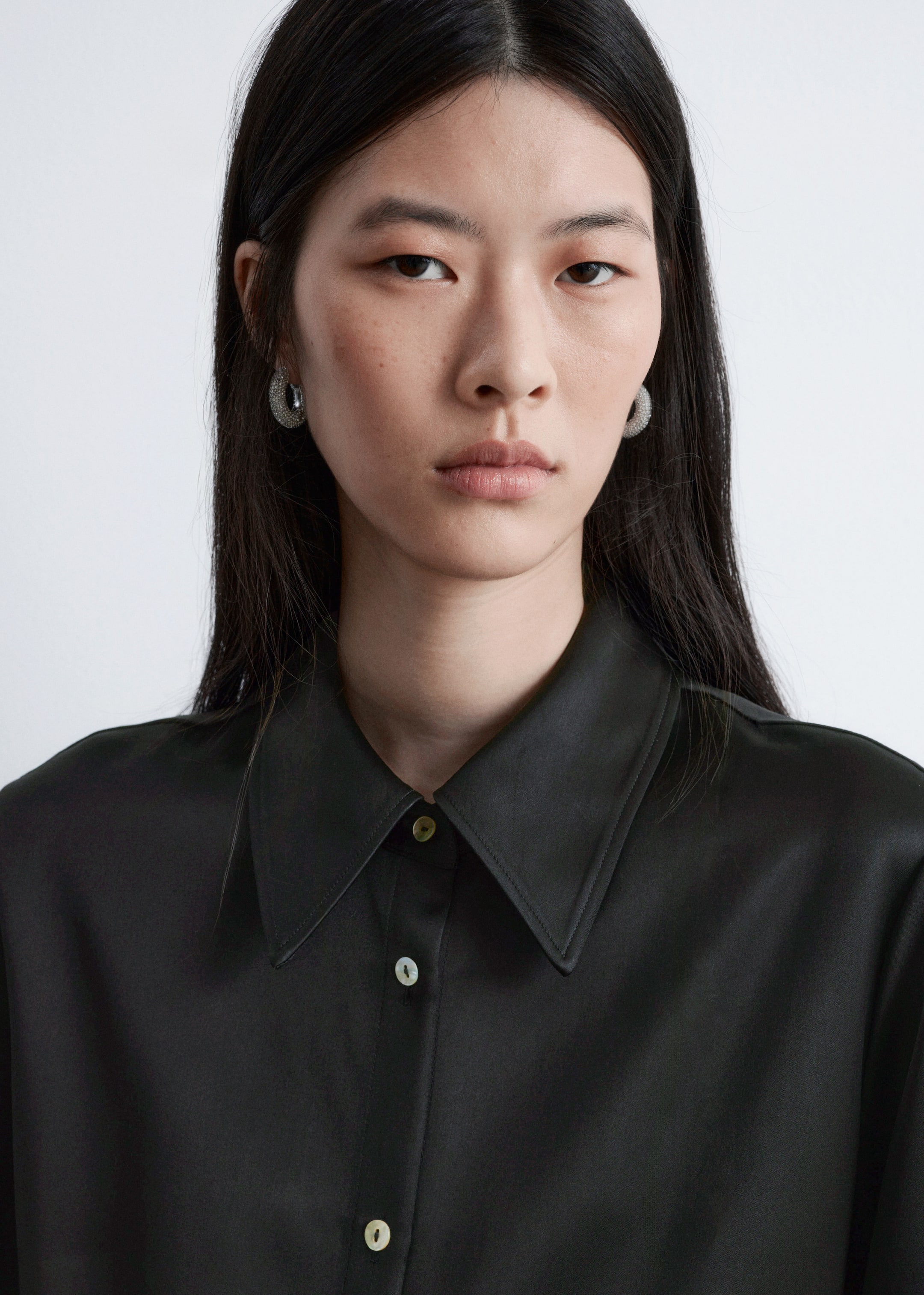 Visa större bild: Skjorta i satin - Svart - DAM | H&M SE 4