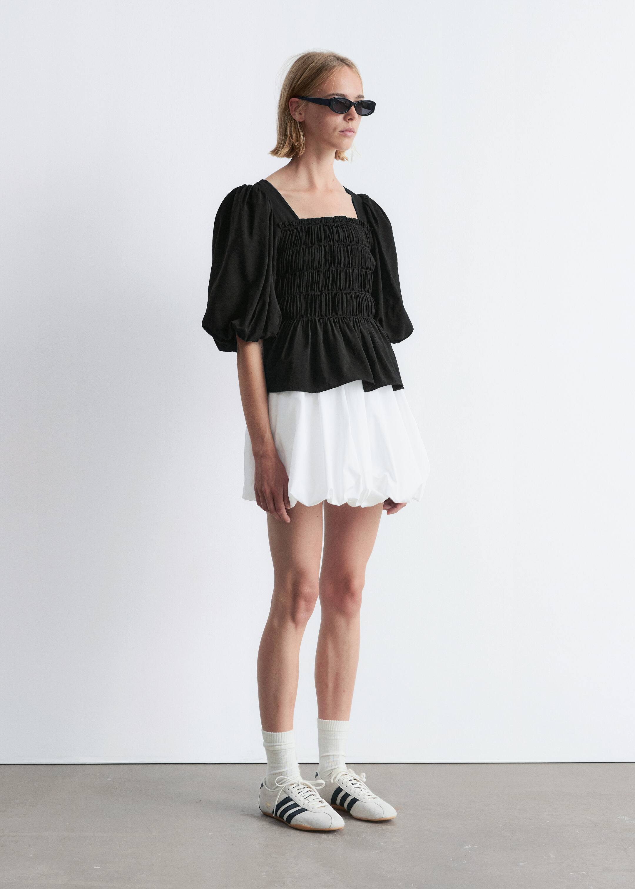 Agrandir l'image: Blouse à manches bouffantes et à smocks - Noir - FEMME | H&M CH 5