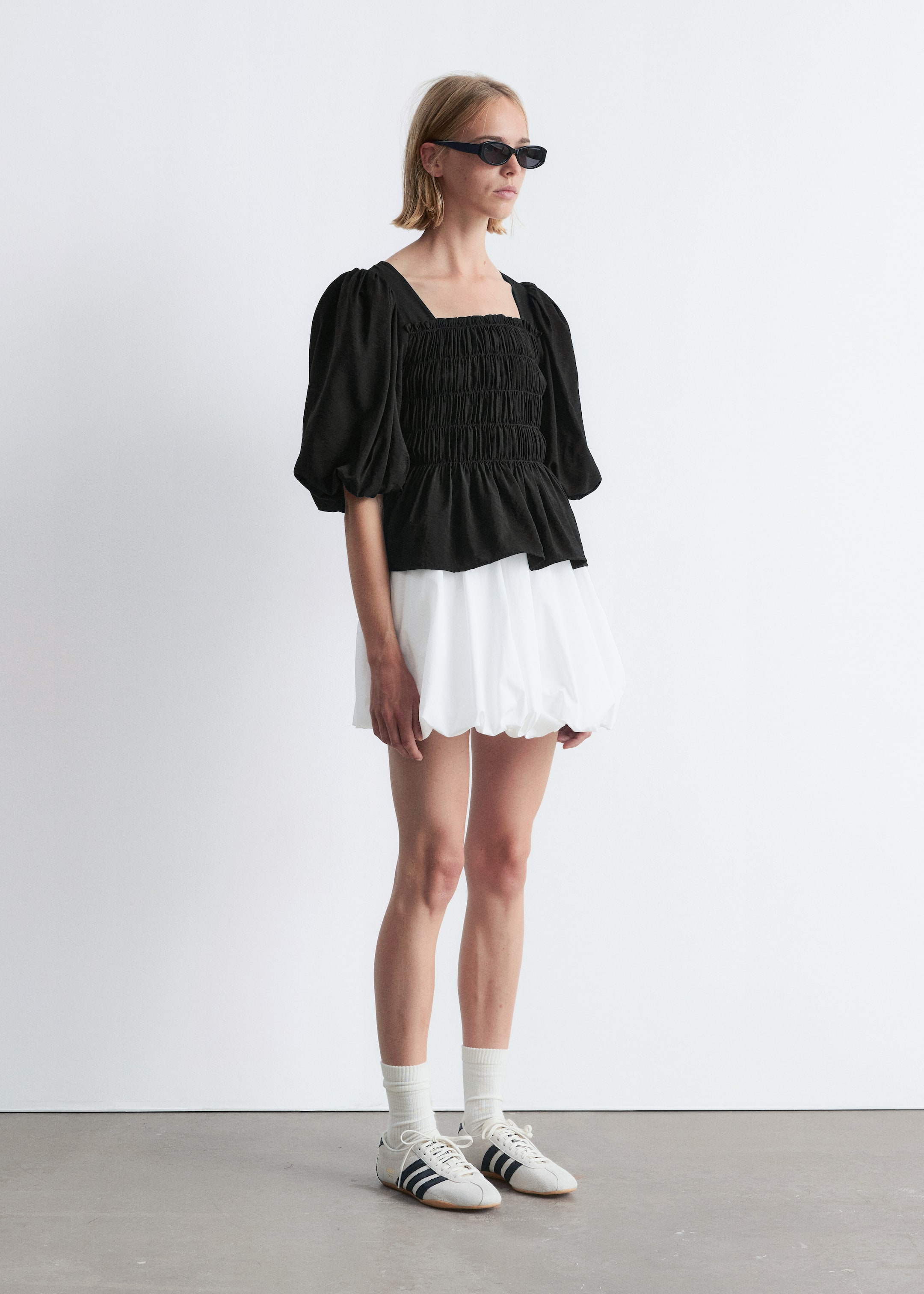 Visa större bild: Smockad blus med puffärm - Svart - DAM | H&M SE 4