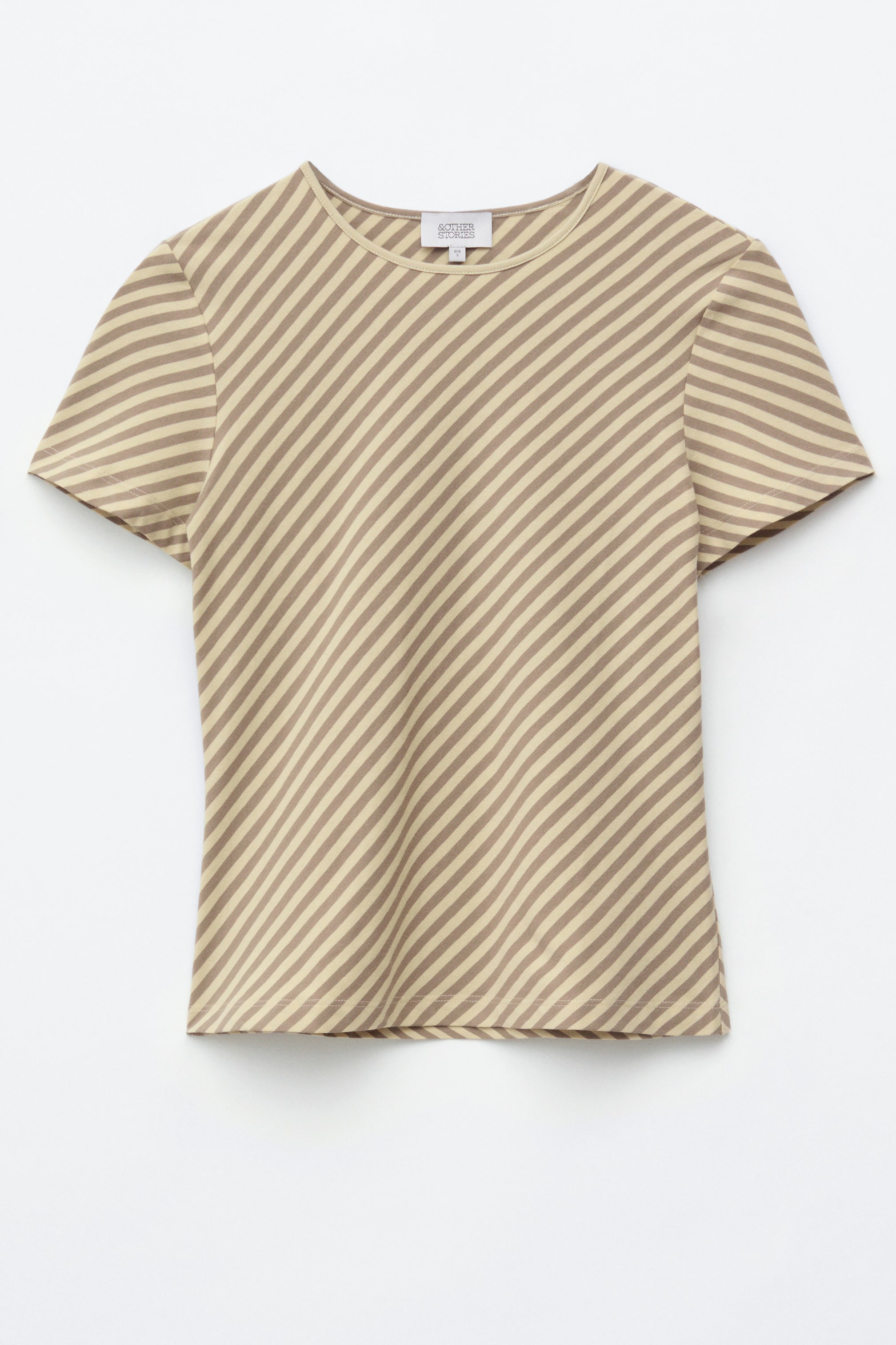 Grösseres Bild ansehen: Ein T-Shirt wird von vorne präsentiert, das ein Muster aus abwechselnd beige- und braunfarbenen diagonalen Streifen, einen runden Rundhalsausschnitt und kurze Ärmel aufweist.