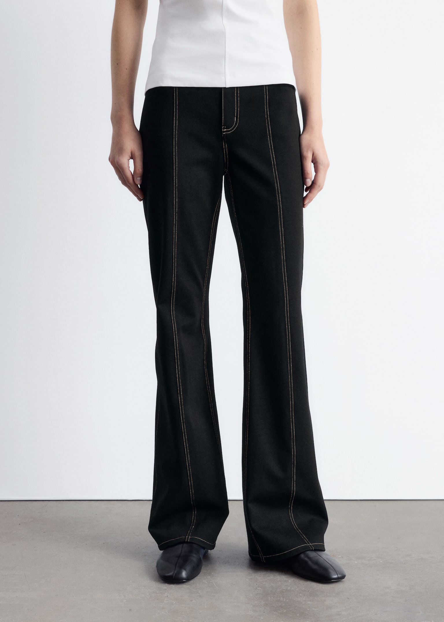 Jerseyhose mit ausgestelltem Bein und Steppnähten - Schwarz - 7