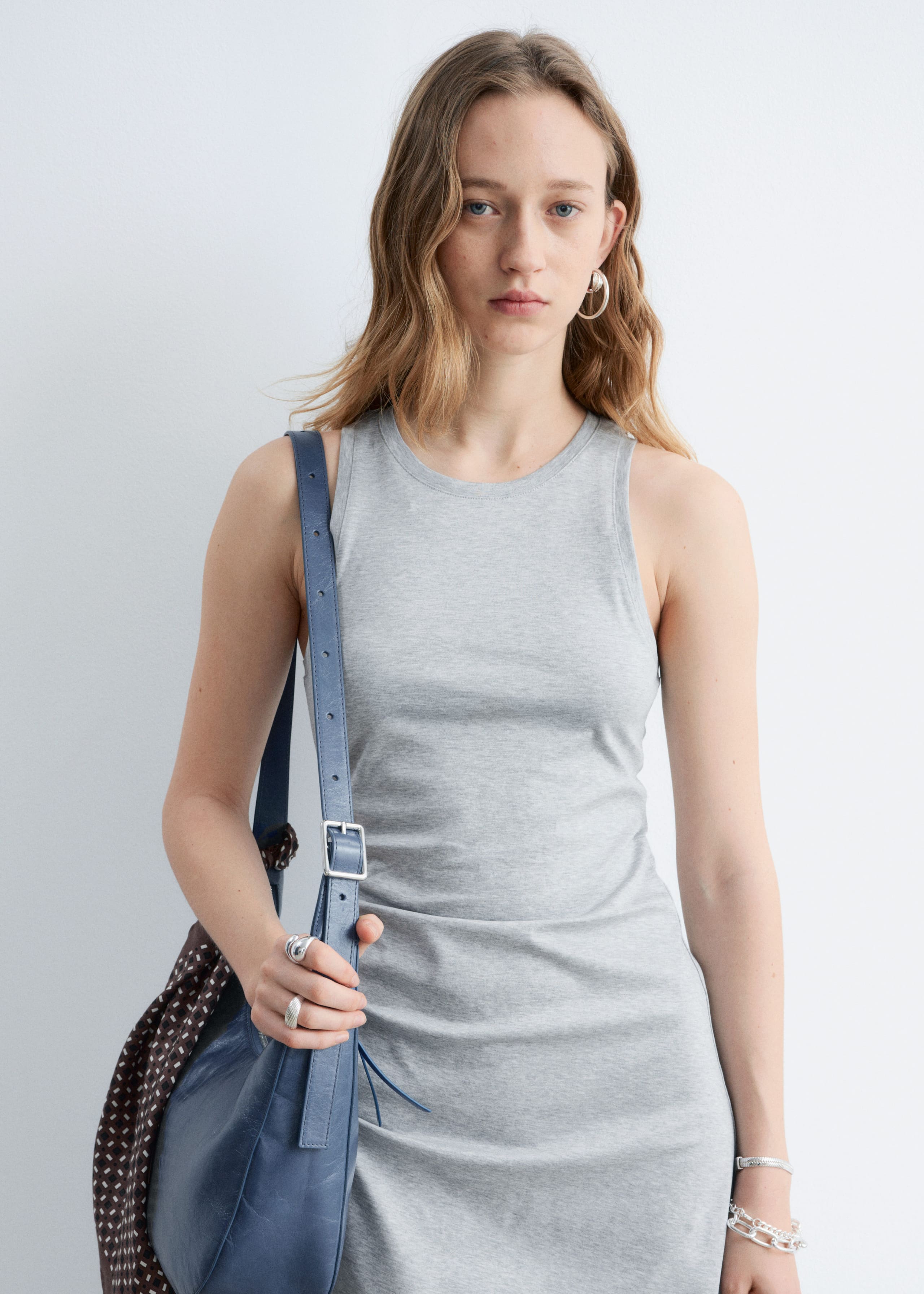 Marszczona asymetryczna sukienka midi – Ciemnobrązowy – Lookbook