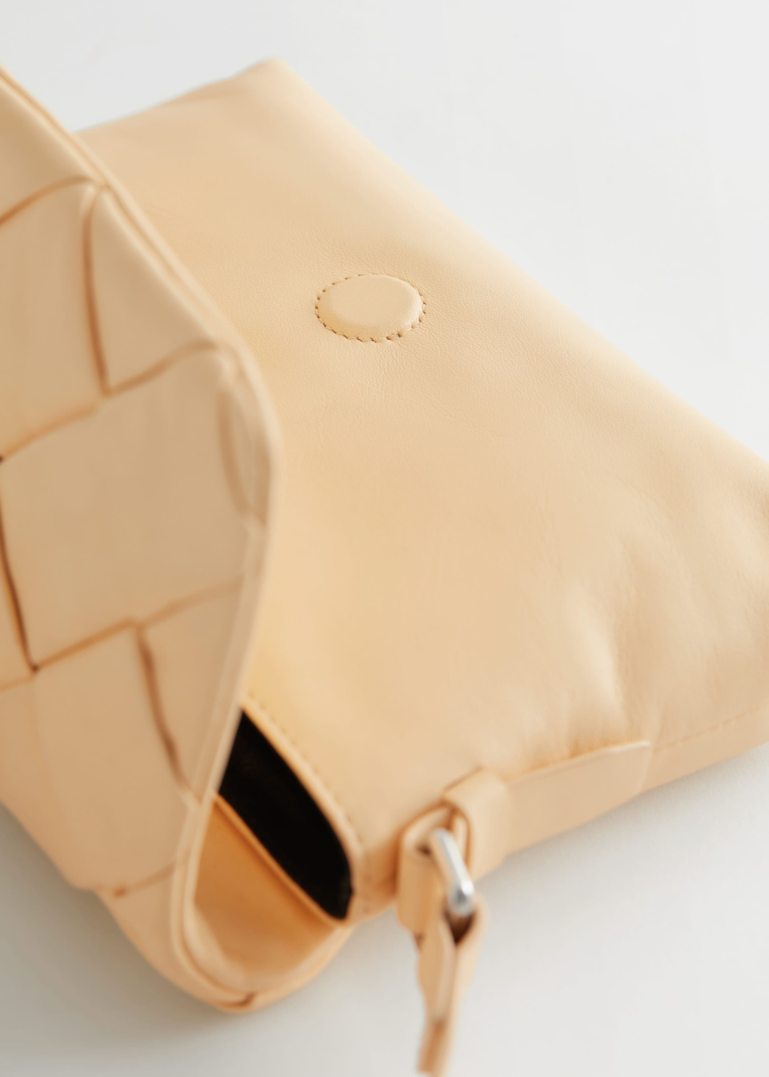 BraidedLeatherCrossbodyBag - {{variantName}} - Descrizione dettagliata