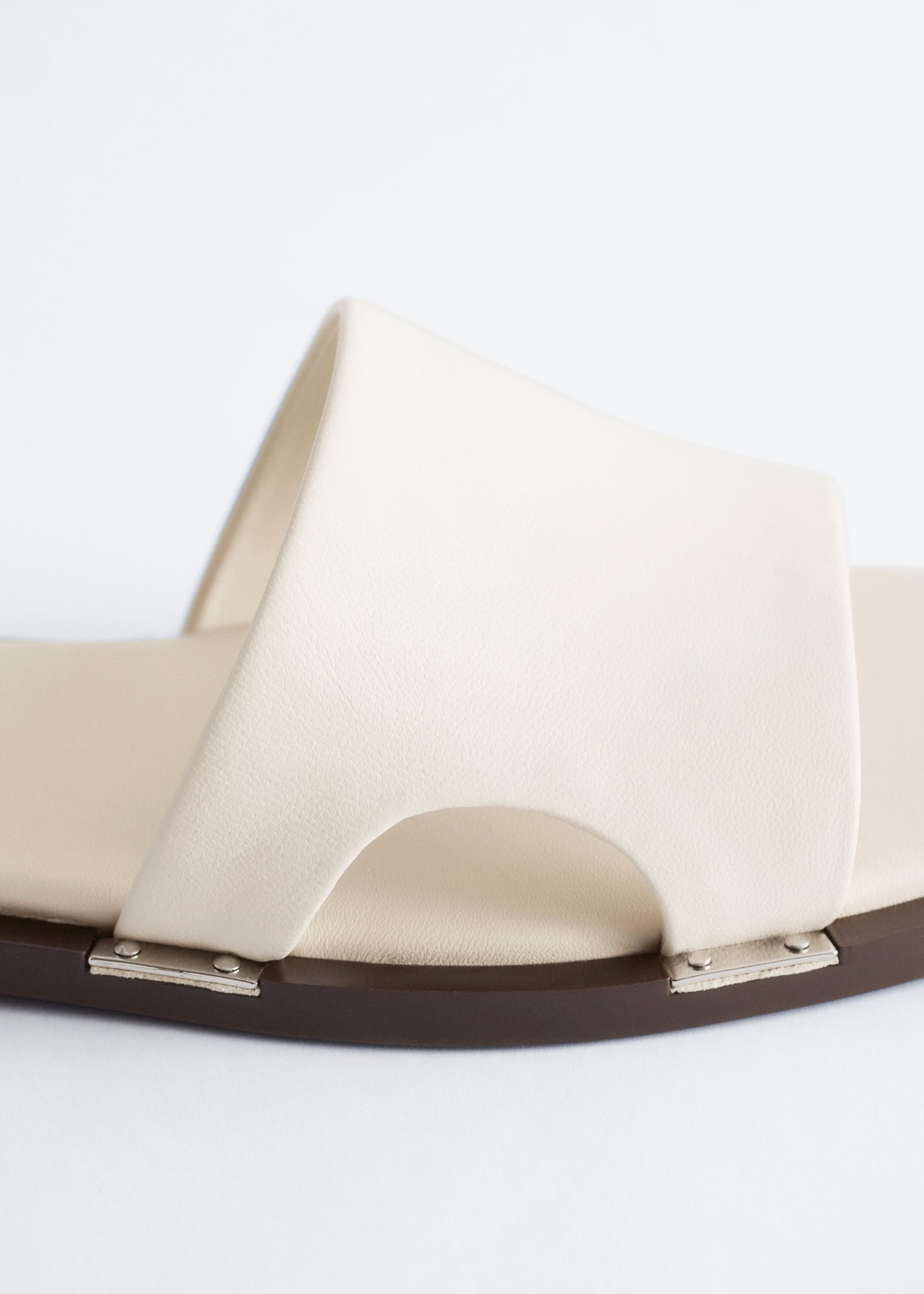 Image of Sandali in pelle con dettagli in metallo