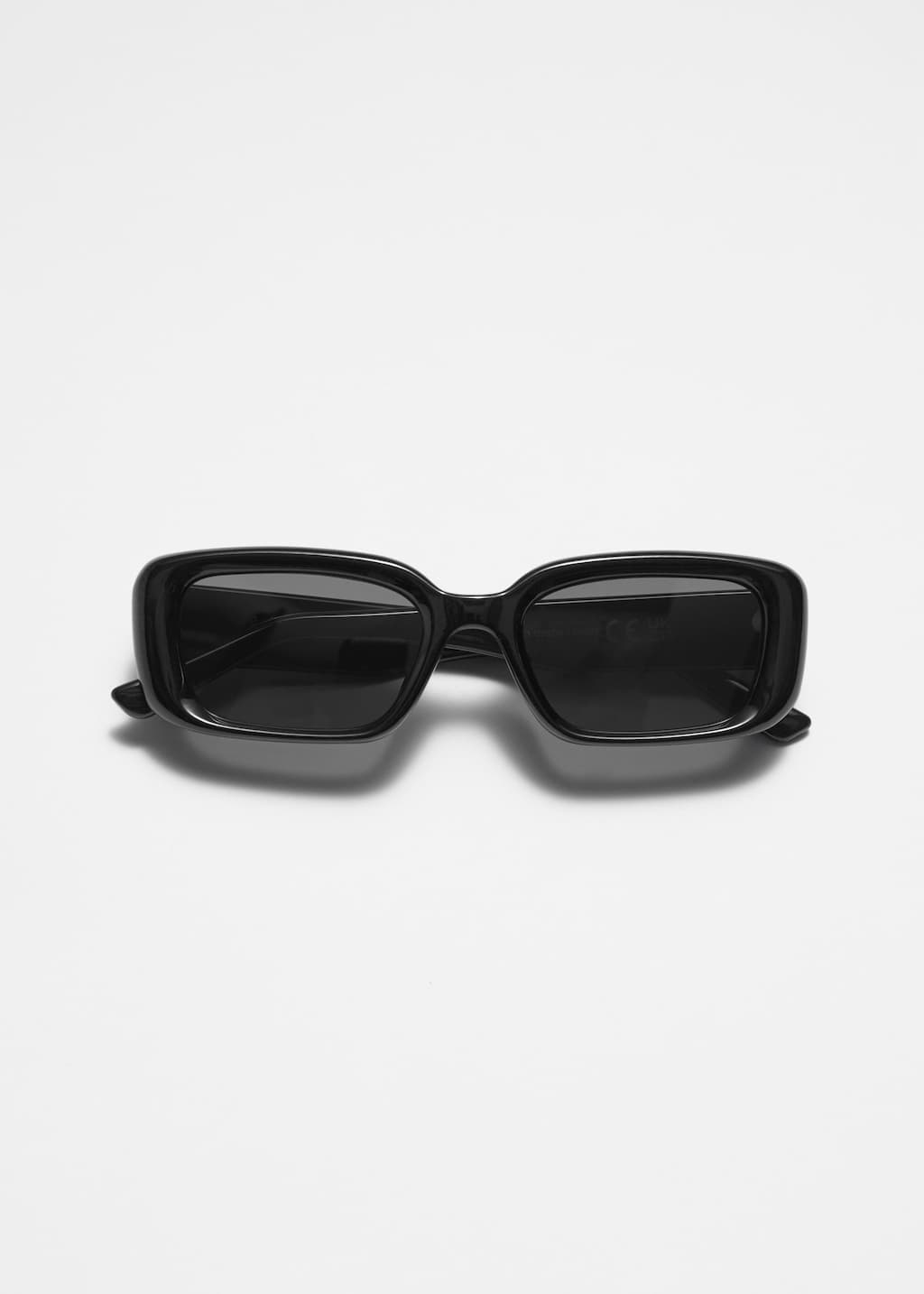 Sonnenbrille mit breitem, rechteckigem Rahmen