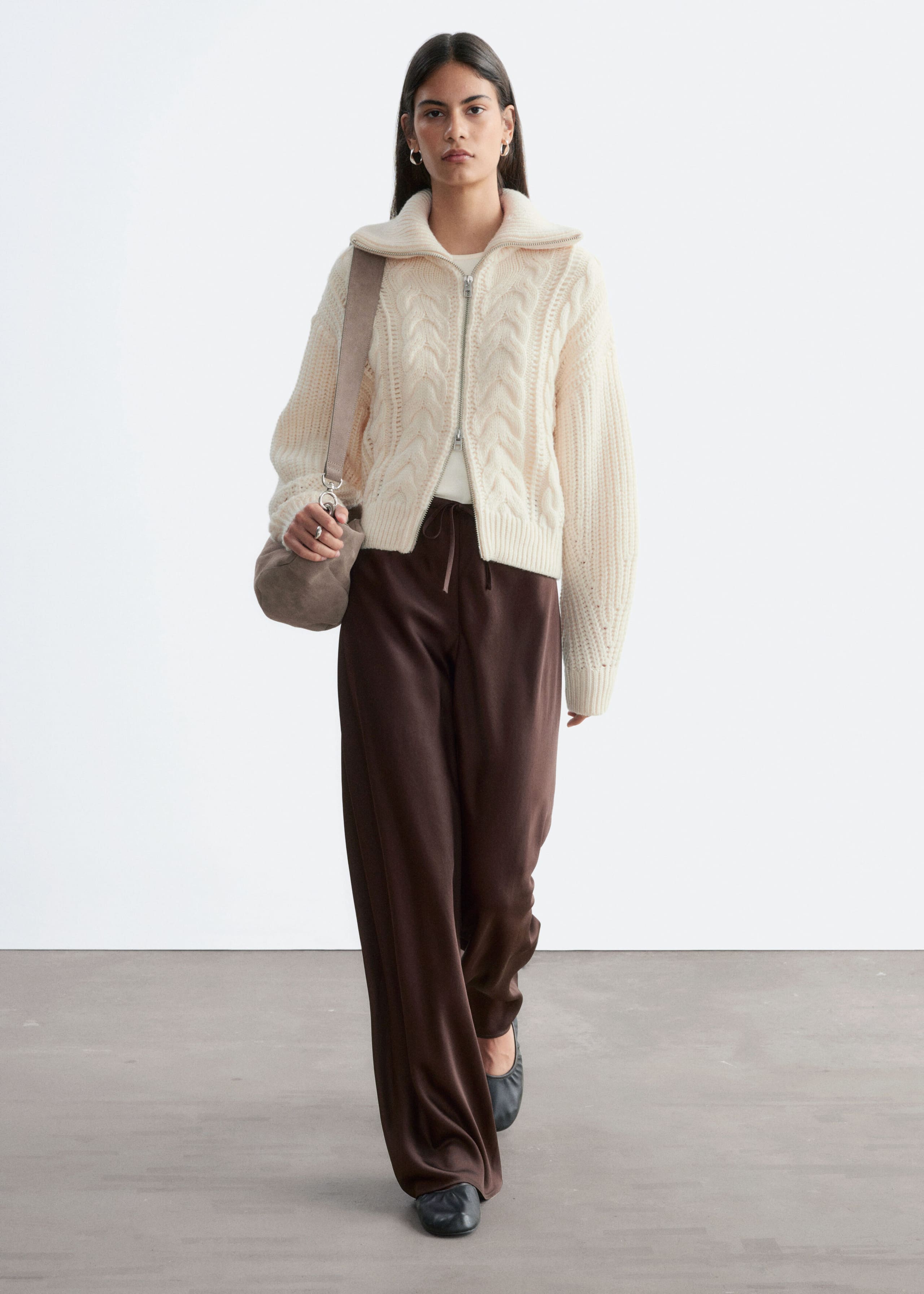 Satynowe spodnie – Ciemnobrązowy – Lookbook