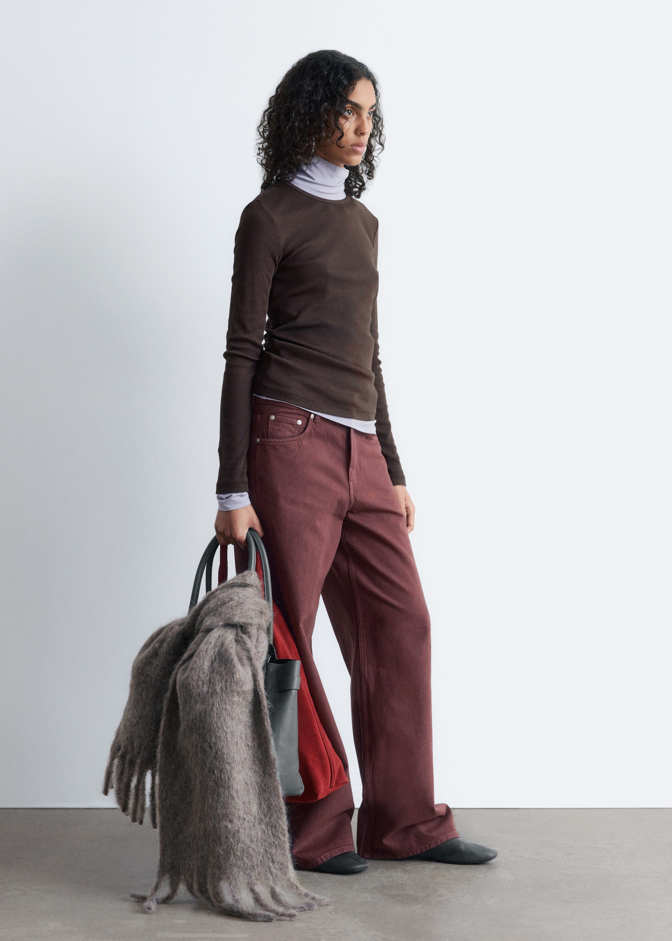 Ver imagen más grande: Jeans de color marrón rojizo, con un acabado clásico de mezclilla de 5 bolsillos, están siendo usadas por la modelo. Presentan un ajuste relajado con piernas anchas y extralargas que crean una silueta caída.