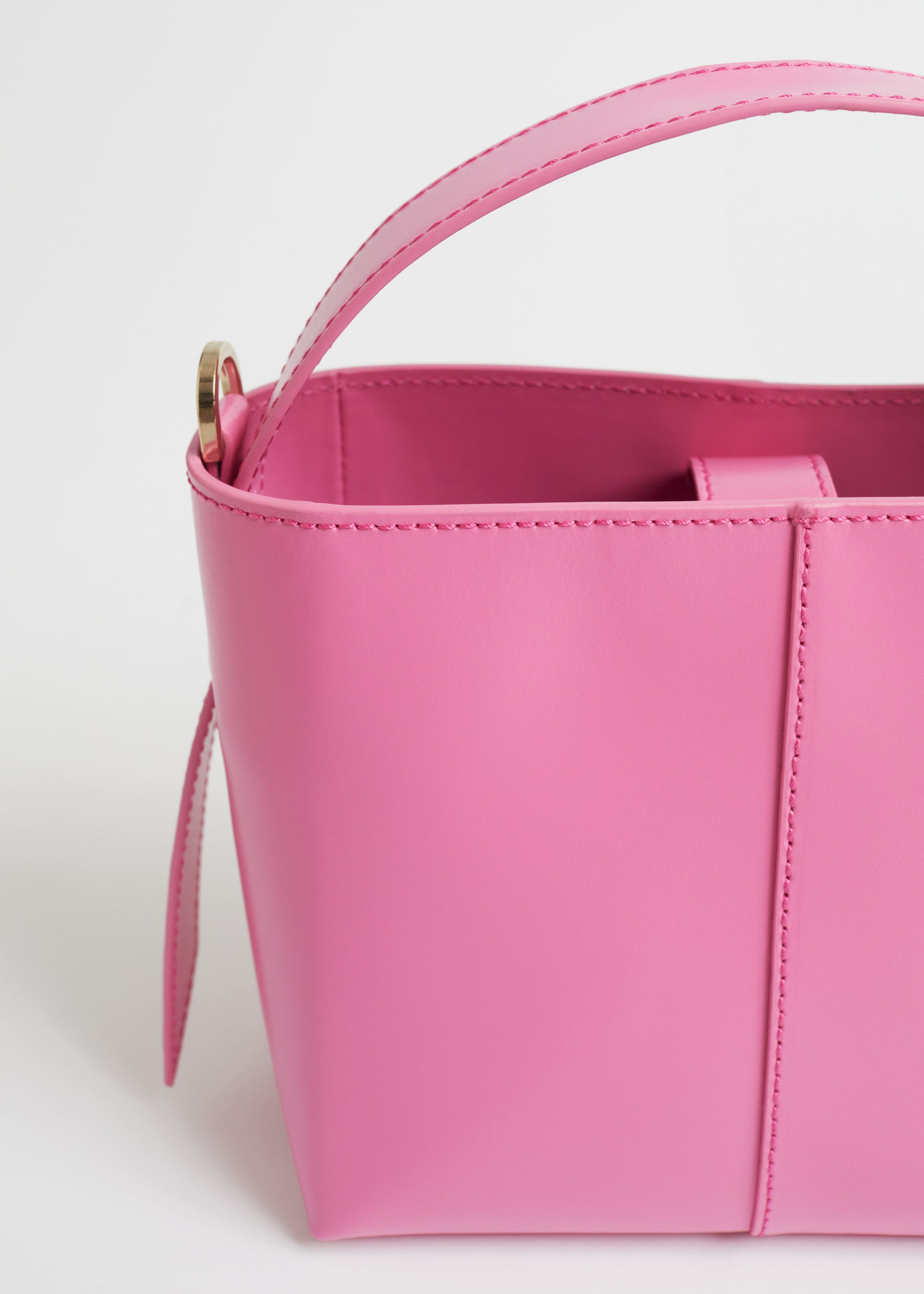 Kleine Beuteltasche aus Leder - {{variantName}} - Beschreibendes Detail