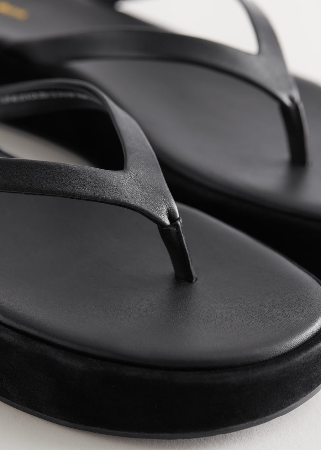 Flipflop-Sandalen mit dicker Sohle - {{variantName}} - Beschreibendes Detail